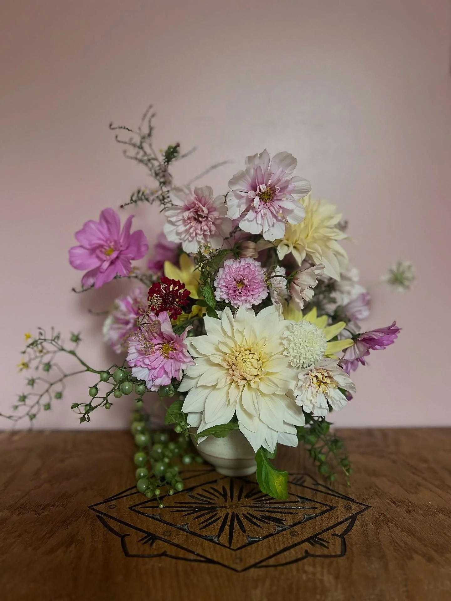 Feeling all the sugary colours today, challenging myself to use what I can find in the garden, things haven&rsquo;t done as well for me this year which I&rsquo;m putting down to the weather, but the cosmos are just coming into their own so it would b