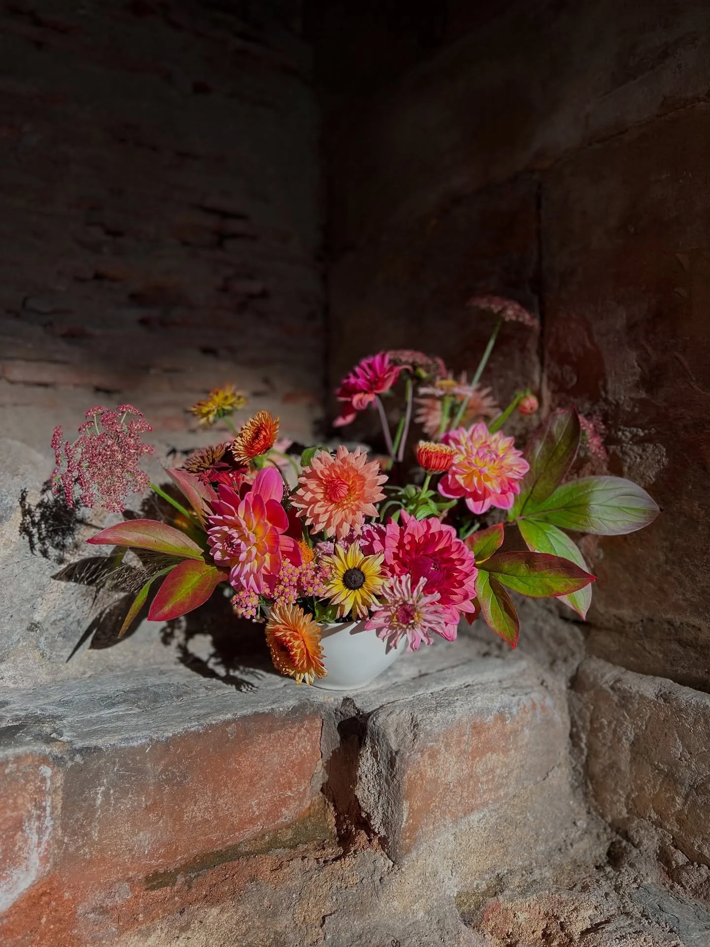 Embracing autumn - dahlias, calendula, rudbeckia, wild carrot, zinnia, marigolds and Achillea in one of my favourite colour palettes. Tucked into a cosy nook @blackfriarspriory 
Thank you @oldmillflowerfarm for the most amazing flowers as always! 

#