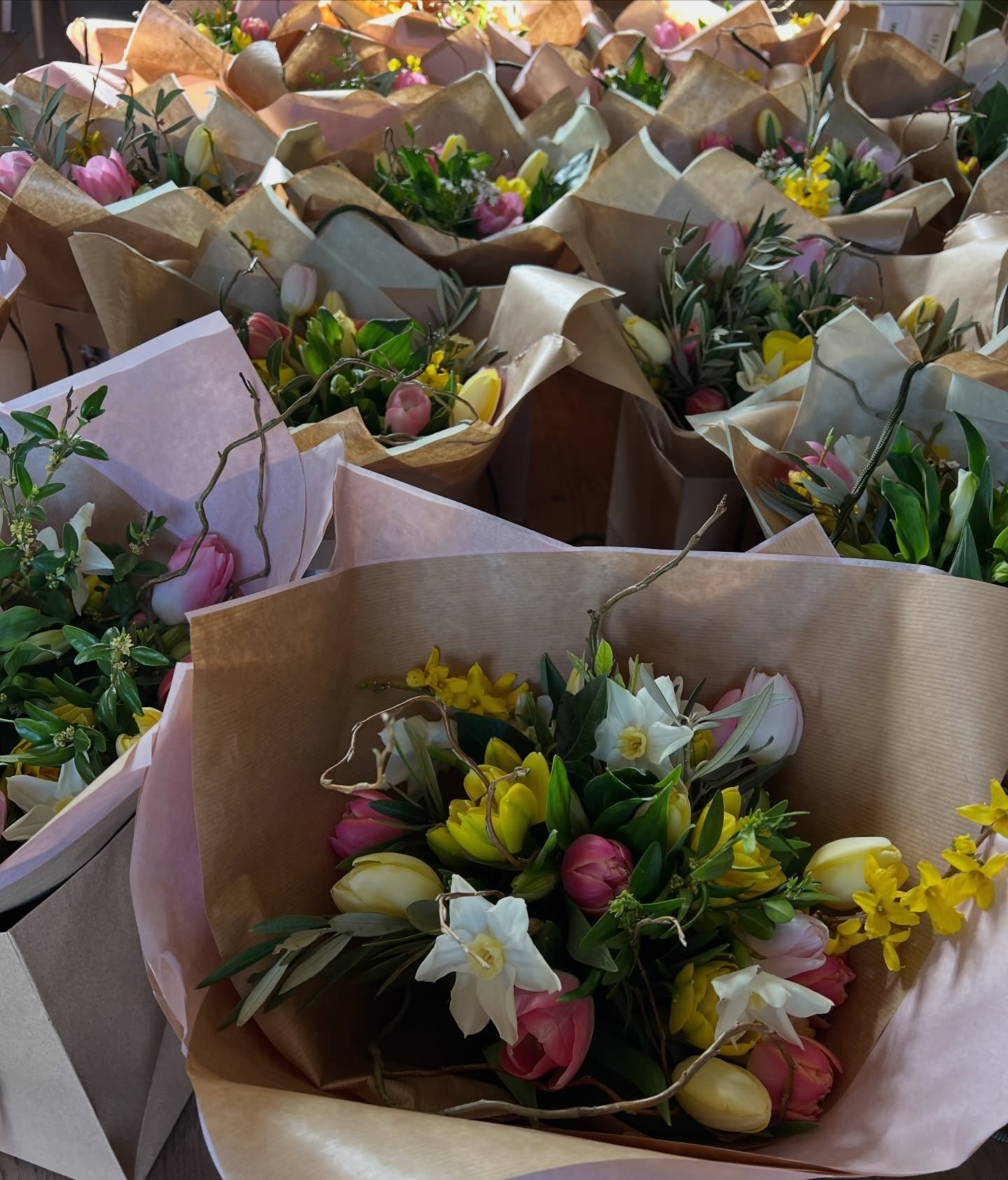 It&rsquo;s super early this year but Mother&rsquo;s Day is just around the corner on the 15th march 💕
🌷I will be taking pre orders as usual so if you would like a bouquet please get in touch to order 
🌼 &pound;45 for a wrapped bouquet as pictured 