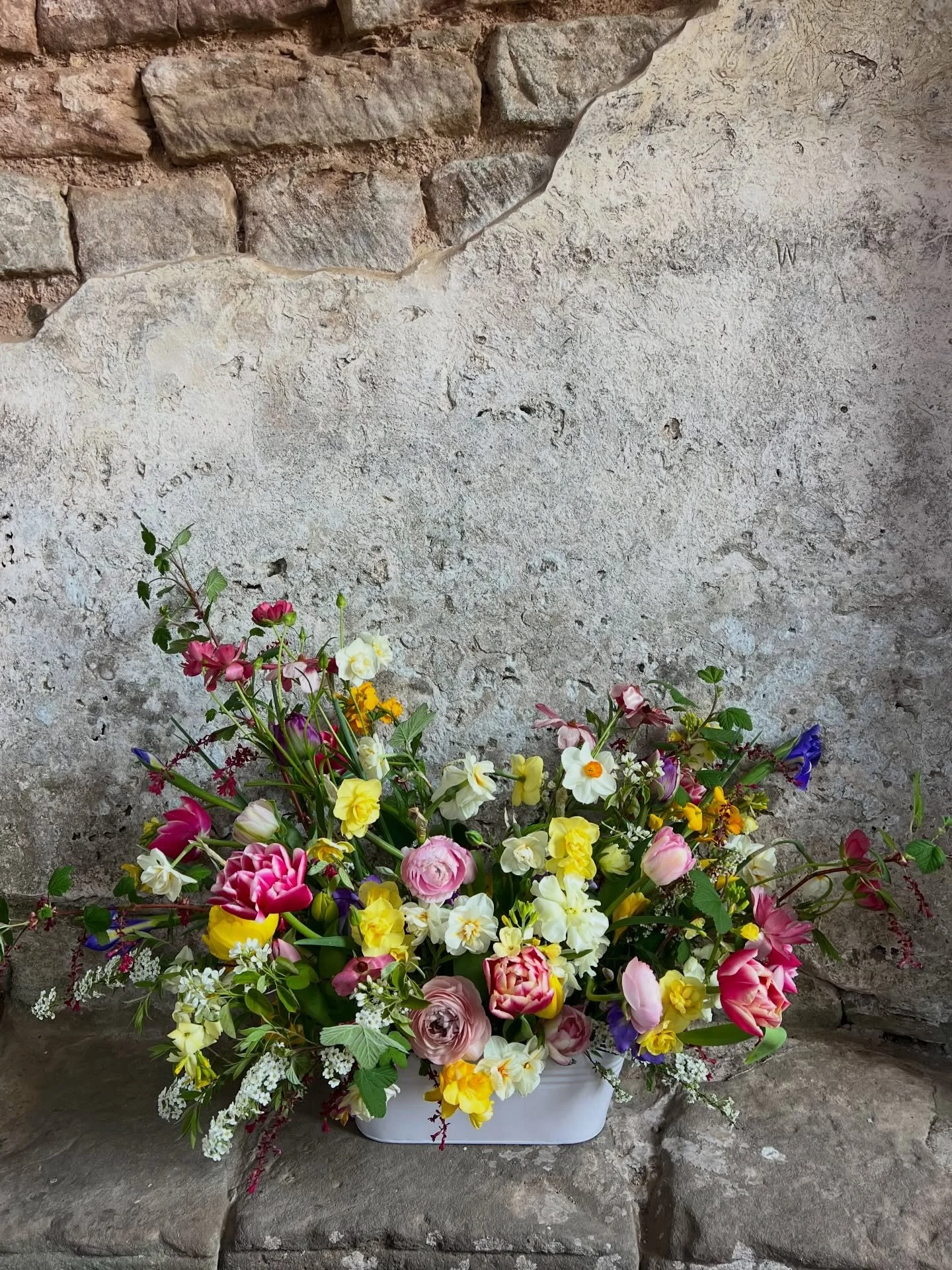 I love spring flowers, and interesting venues! This is one of two meadow arrangements for an April wedding @ludlowcastleofficial in the beautiful chapel, I couldn&rsquo;t help taking this photo as I was setting up, freelancing for @oldmillflowerfarm 