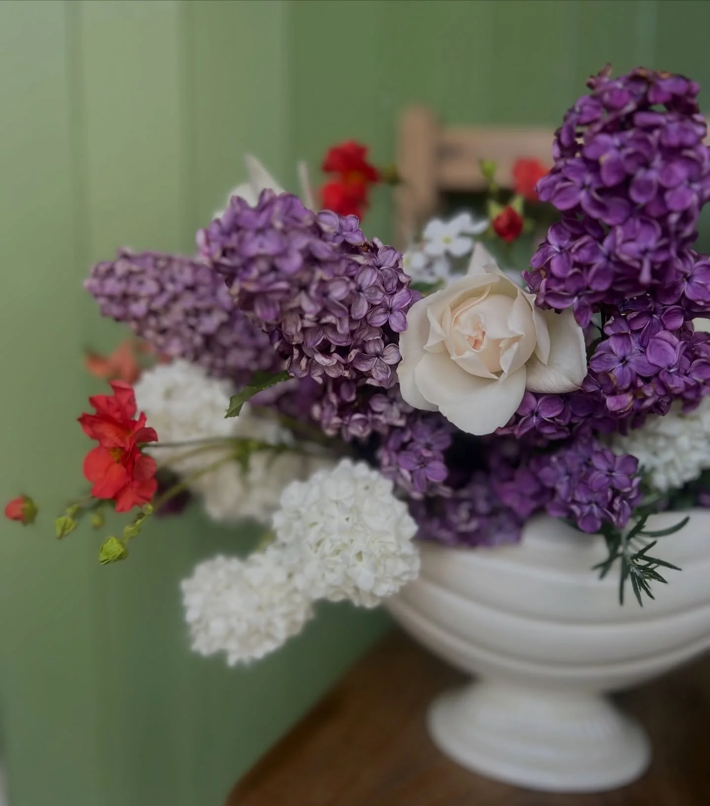 Celebrating finding this amazing Dartmouth pottery vintage vase (complete with its own flower supports) by filling it with seasonal garden goodness, if you&rsquo;ve been following for a while you&rsquo;ll know I adore lilac 💜