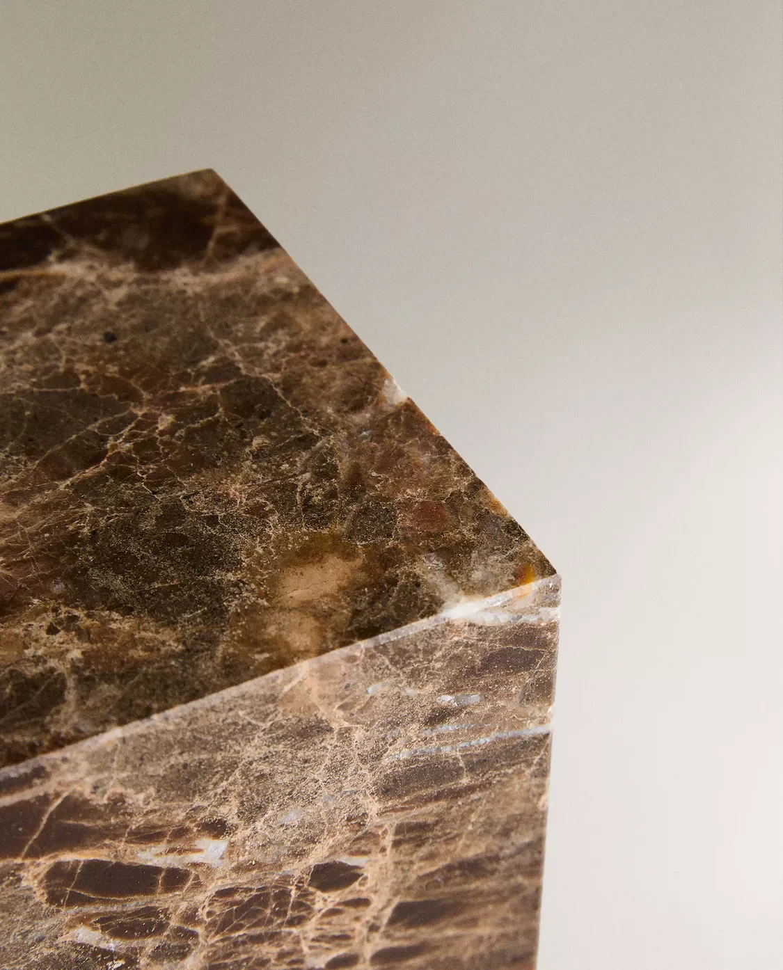 Brauner Marmor als Sinnbild für modernen Interior Design Schweiz