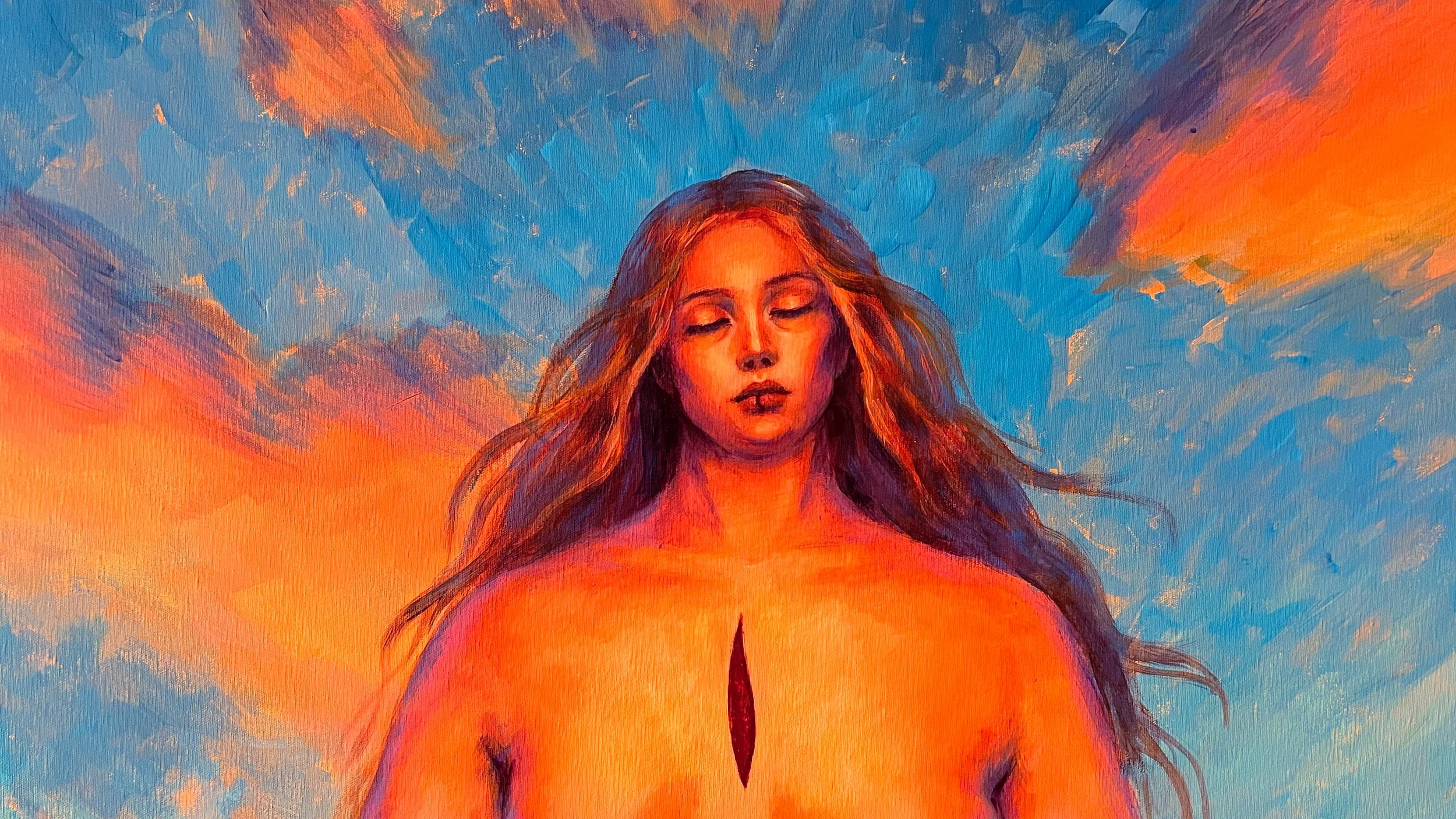 Imagen de mujer  de expresión relajada y ojos cerrados, iluminada en naranja con una herida en el labio y en el pecho. Detrás tiene un cielo en azul vibrante con nubes naranjas y moradas, iluminadas por el amanecer.