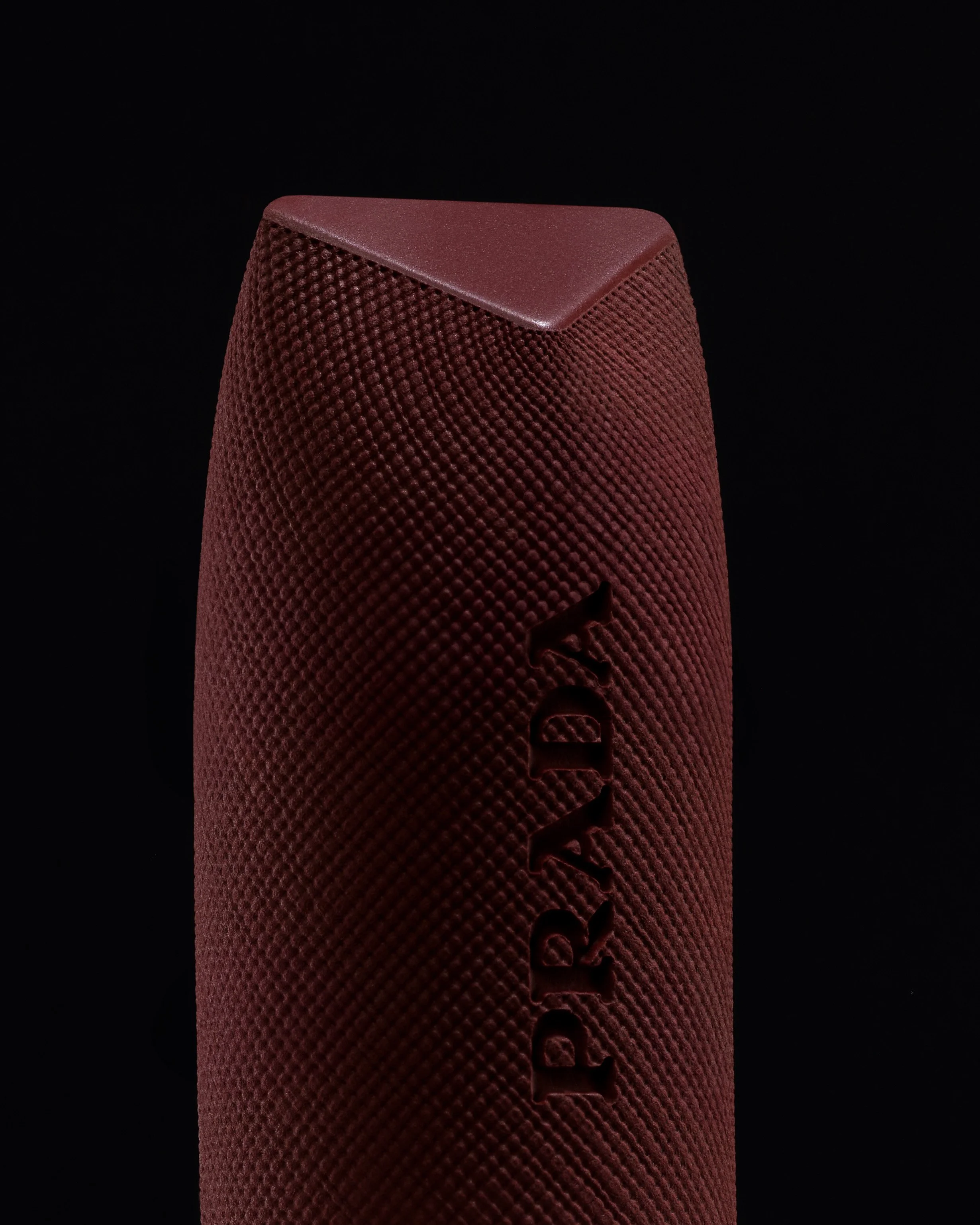 Enceinte de couleur rouge avec la marque 'DARKA' en relief, sur un fond noir.