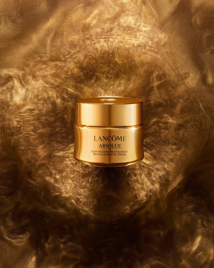 Pot de crème pour les yeux Lancôme Absolue sur un fond doré et brillant.