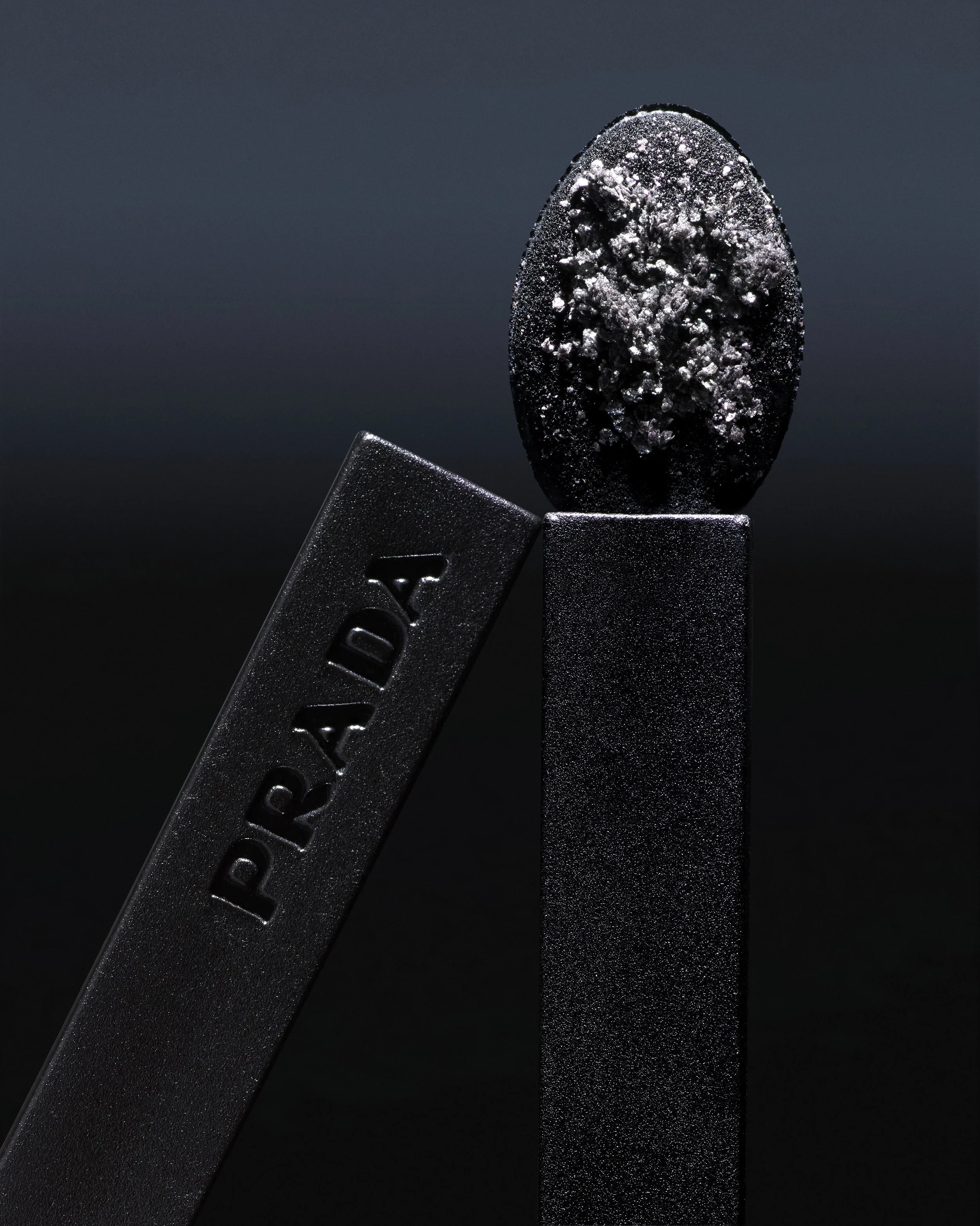 Une tablette de médicament prada avec une capsule noire recouverte de sel ou de cristaux