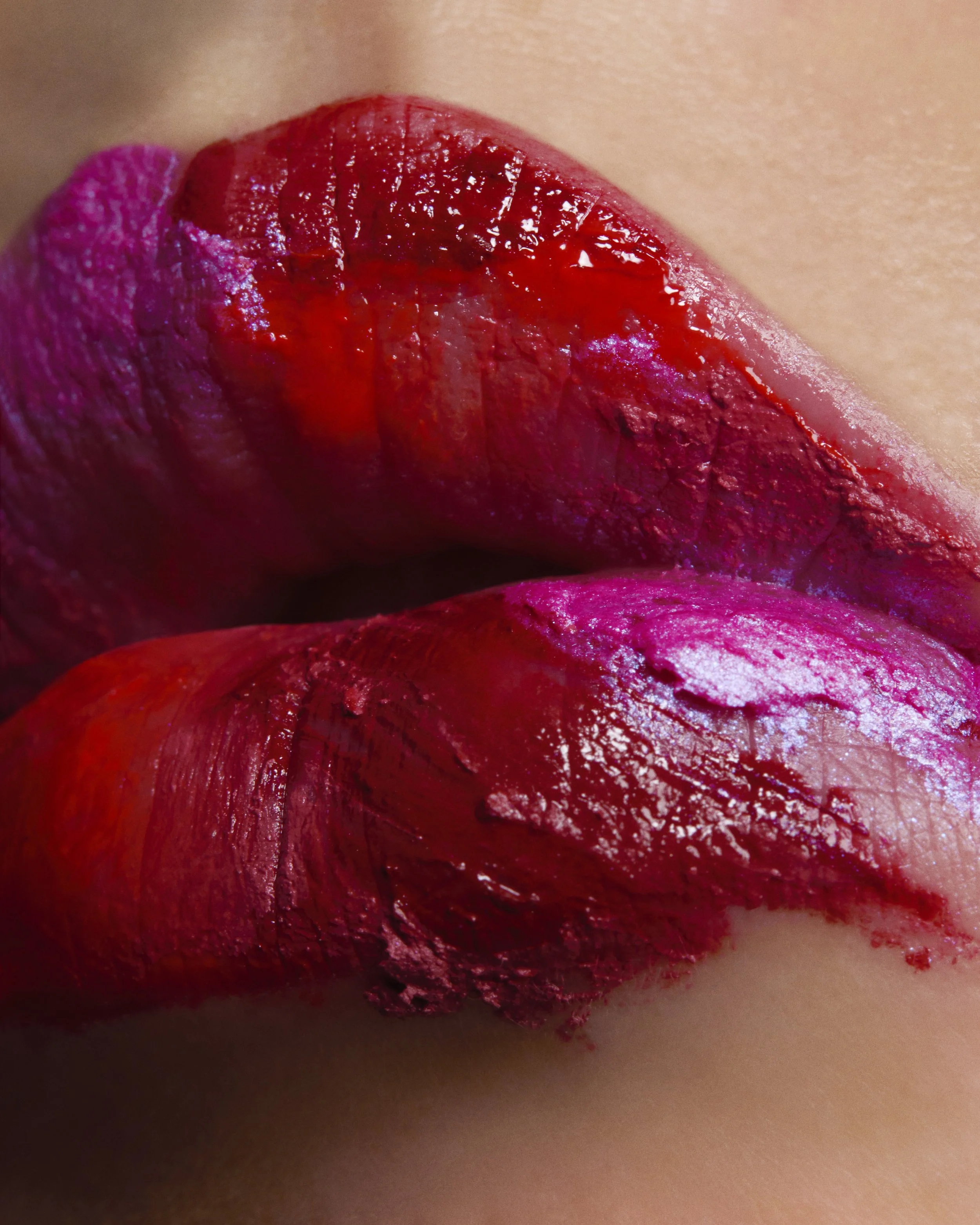 Lèvres et langue peintes en rouge avec des touches de rose, images très rapprochées.