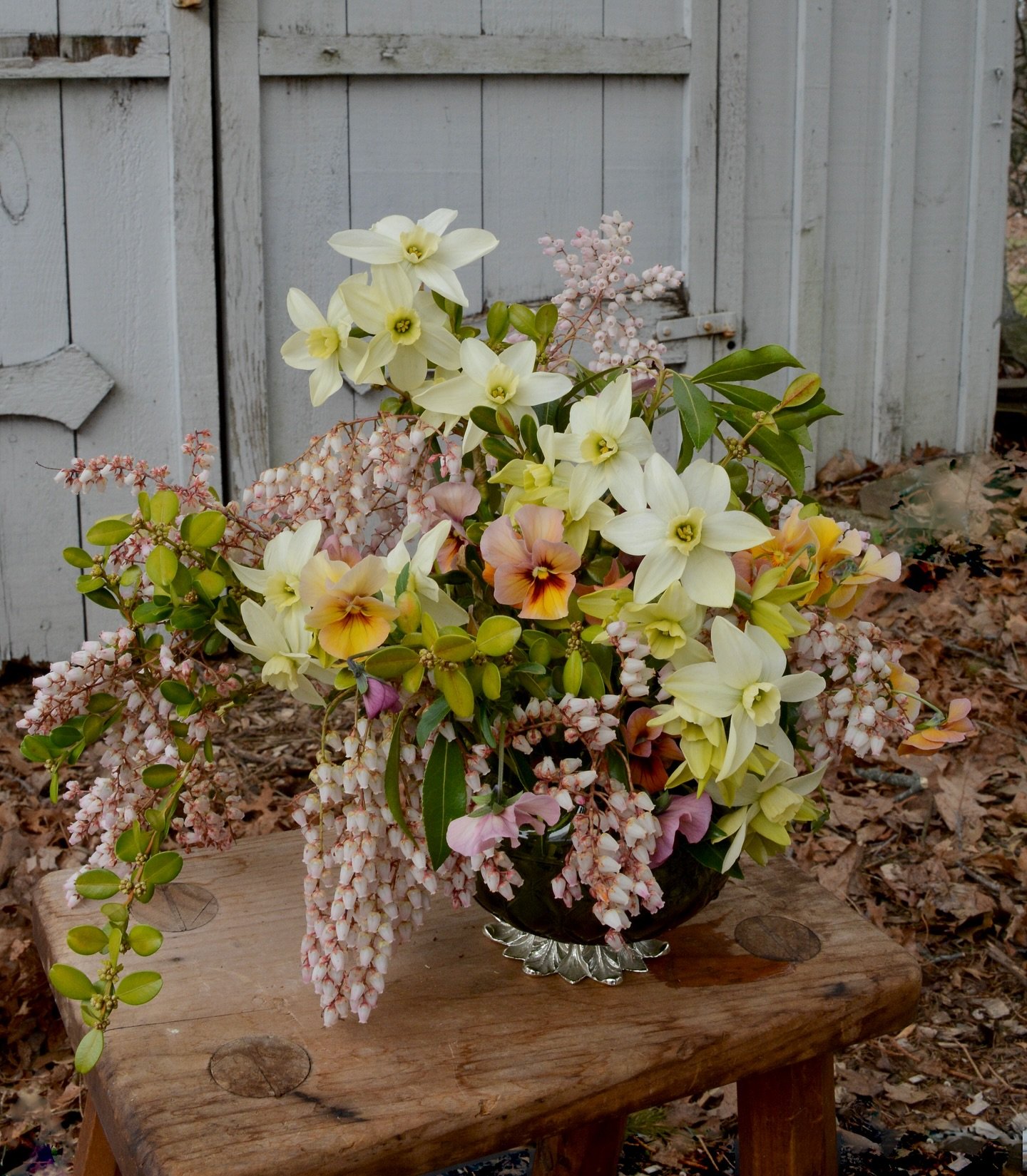 On the search for the drama of draping amaranth, but the springtime version 🧐 what do we think of this andromeda? (the soft pink bell-tassel-things)
Personally&hellip; I&rsquo;m in love 😍 firmly of the opinion that seasonal flowers will just never 