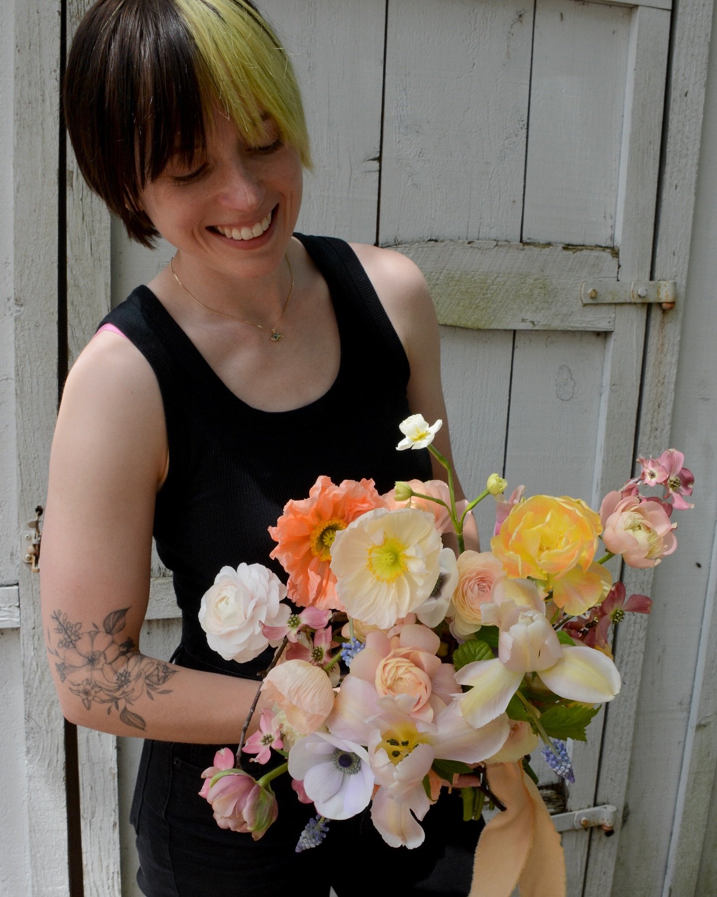 Honestly just had an unreasonable amount of fun with this wedding 😋 from the dreeeeamy designs to the last minute sprint due to rain, you better believe I was left breathless in the best possible way.
❤️
Of course I love to love the flowers, but wor