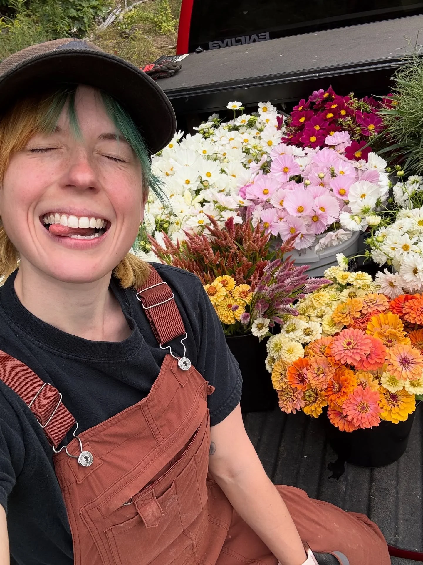 Last week was kinda cray 🫣🤩 (swipe for the totally normal flower I gifted to Taylor @sunnystemsfarm 👹👹👹)