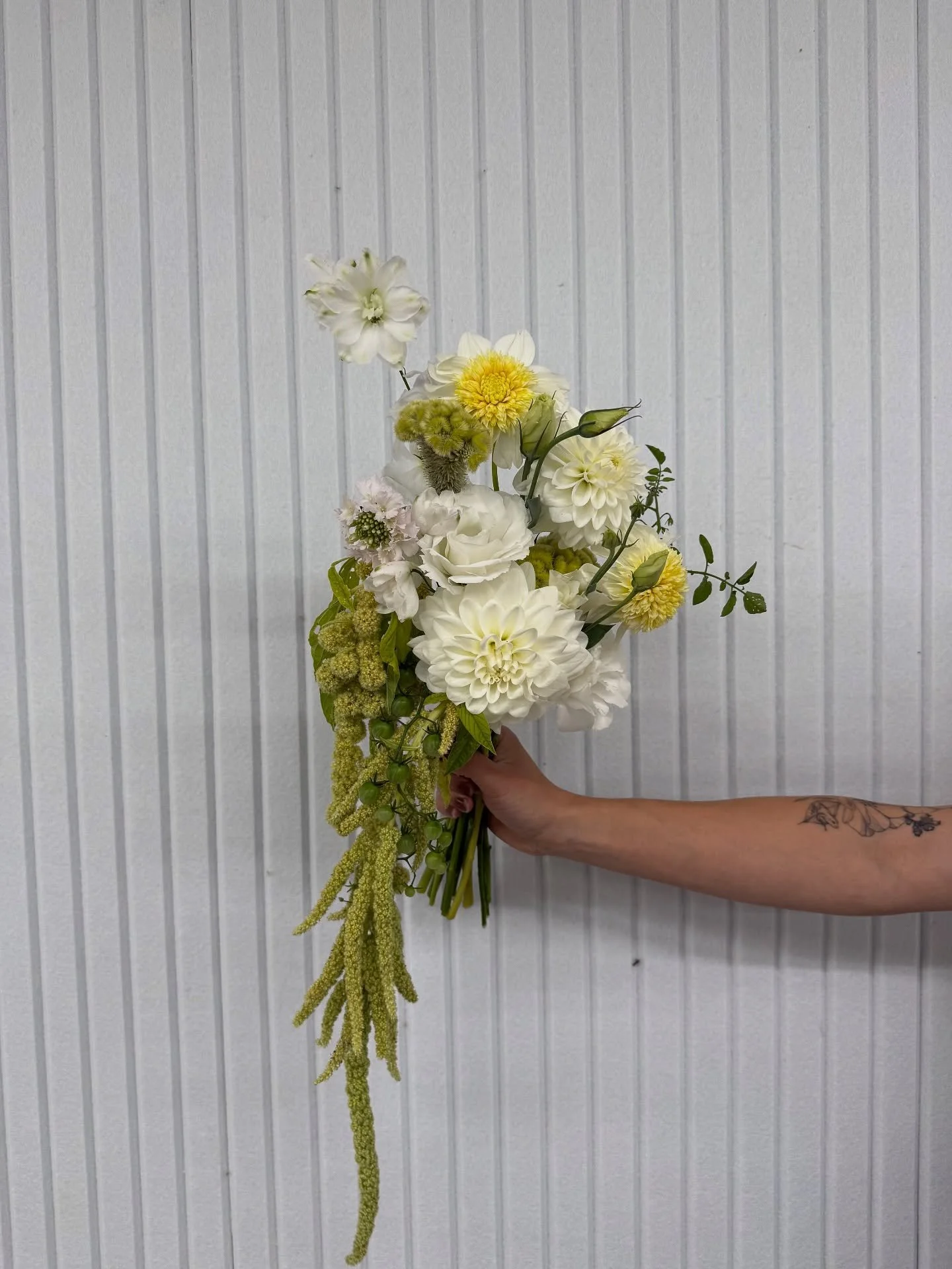 Bouquets are my love language 💕 I get a little tingle of excitement when it’s time to make em, and I’m pretty sure I don’t breath until the last stem is in place 🥵
Here’s a few little studio moments from designing a really s