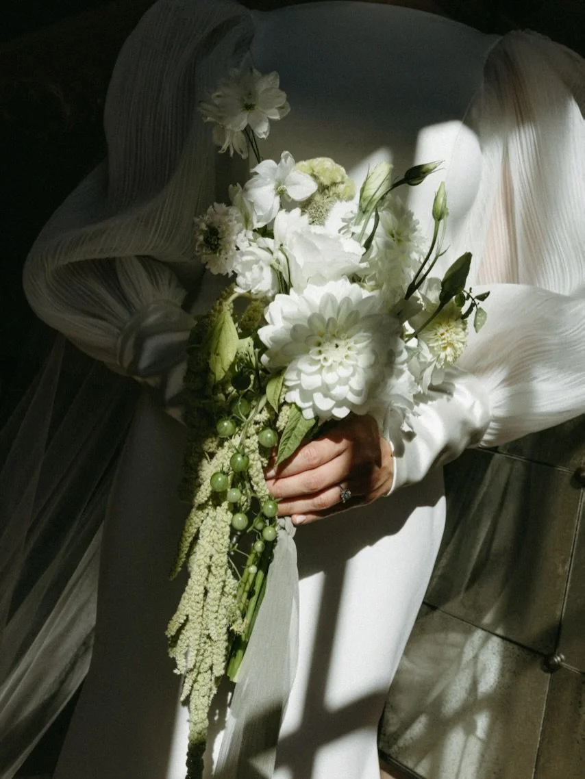 When warmth becomes a feeling 🌤️🥰 A &amp; M&rsquo;s late summer wedding balanced formal with playful &amp; traditional with modern in a way that was so perfectly -theirs- ✨
From the classic white &amp; green ceremony to the whimsical, warm, intimat