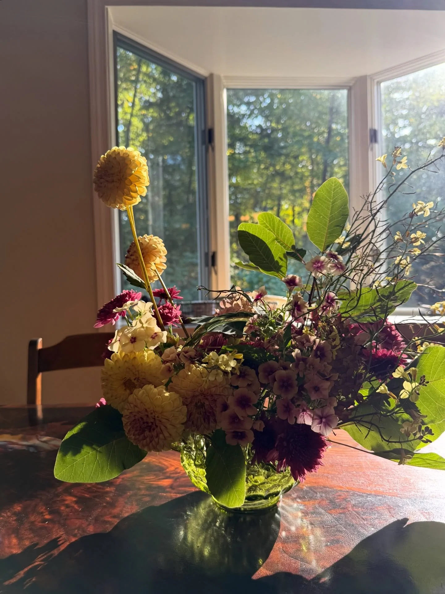 Last year I decided to open my personal collection of vases to share with wedding clients, just to make those special statement pieces (bars, welcome tables, sweetheart tables&hellip;) POP a little more 🥰
🌸
Because an antique green glass basket vas