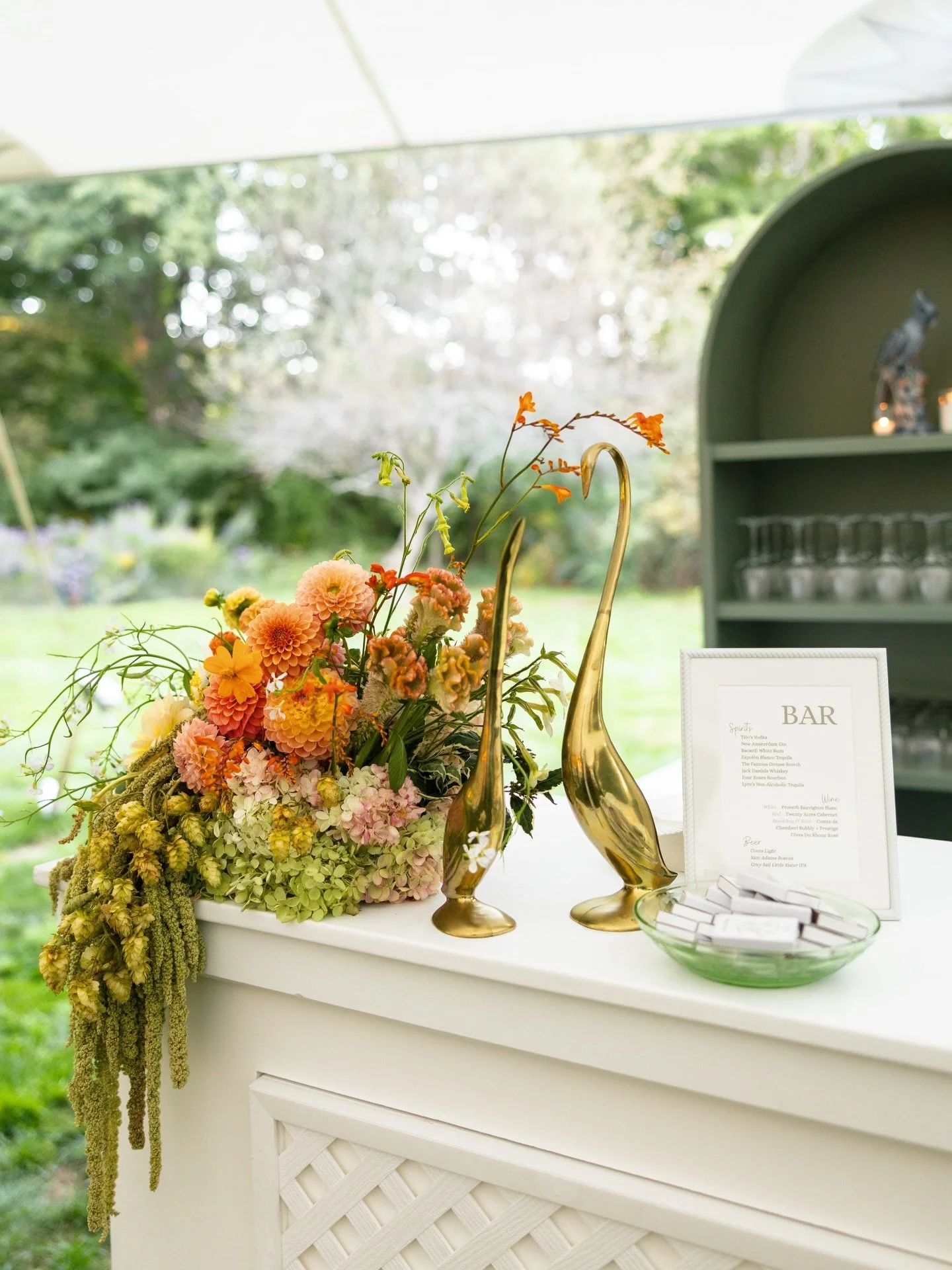 Some arrangements require their own highlight on the grid, obvi 🥵
Ngl this bar statement piece was one of my top 3 fav arrangements from the year, so lemme make more bold flower sculptures please!!
&bull;
📸Photos by @stephanienaruphoto 
Video by me