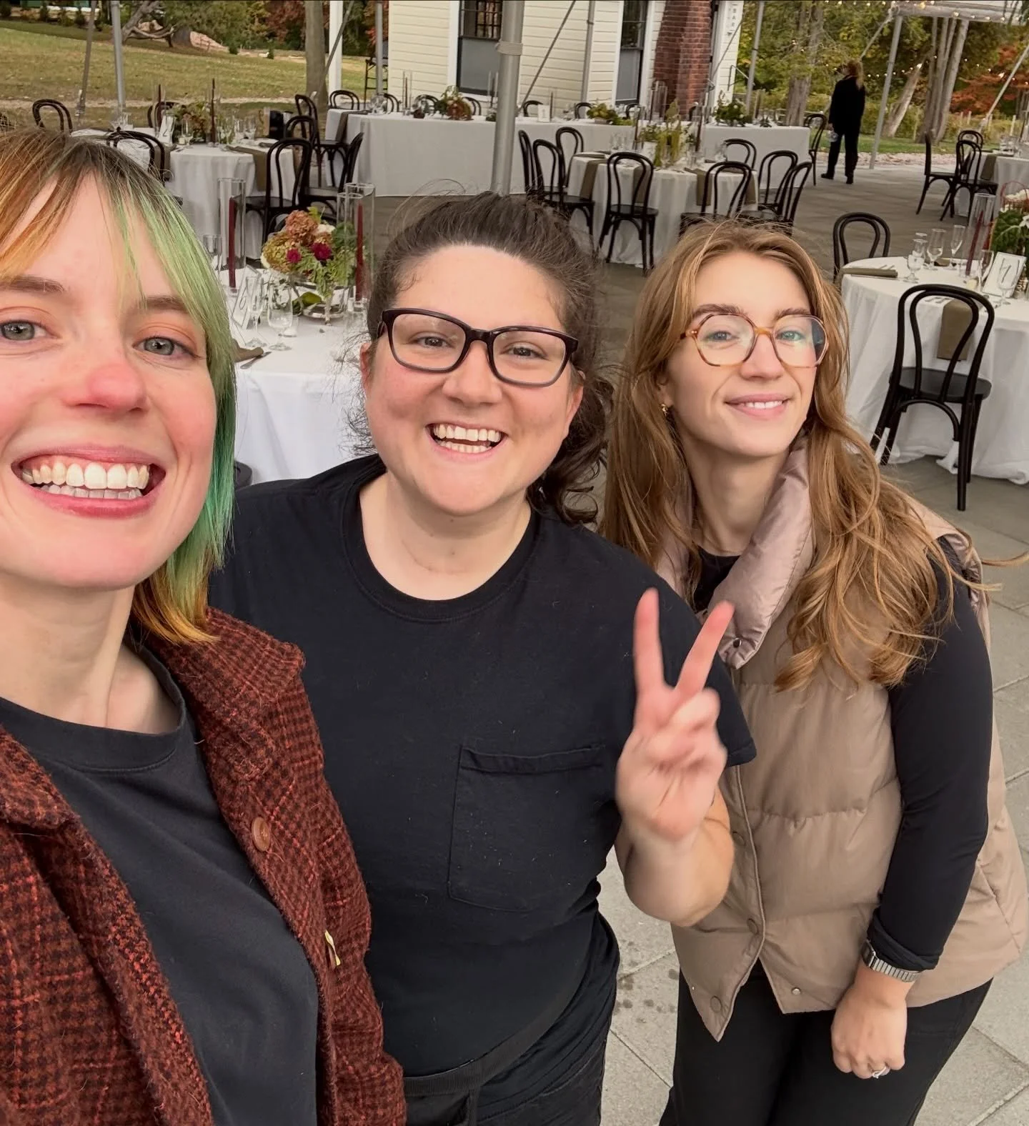 Truth is, when you work with Rocky you&rsquo;re not just getting a wedding florist. You&rsquo;re getting a team of flower enthusiasts, designers, artists&hellip;
👉🏻A team who can handle 144 candles, 38 arrangements, and a mid-Summer heat wave &mdas