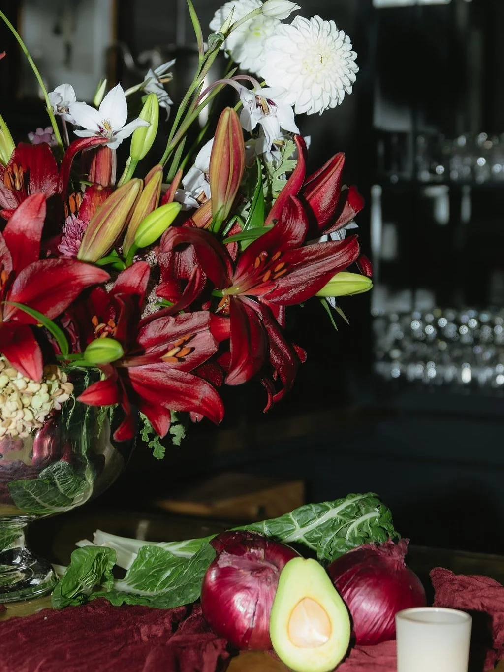 Cocktail hour at The Estate featuring oil-painting opulence? 🤩🍇🤤 count me IN.
The team at Rocky Floral poured so much attention into every artistic detail in this New Haven wedding and the vision was pure perfection. 
Each minimalist floral arrang