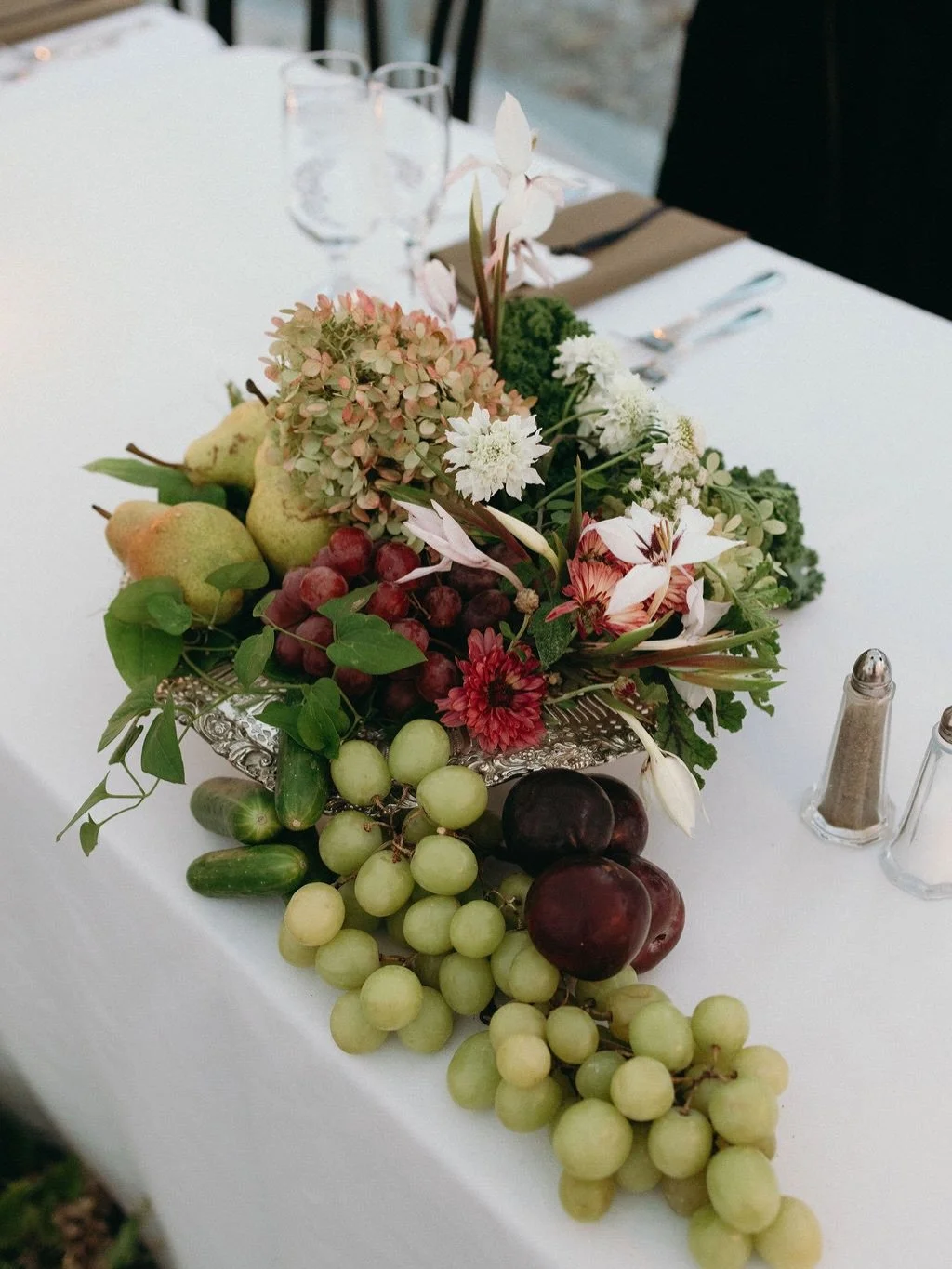 Your centerpieces most definitely DONT have to match&hellip; in fact I think it&rsquo;d be pretty cool if they didn&rsquo;t 💅🍐
🌸Instead of: &ldquo;I don&rsquo;t want my tables to feel to plain or too cluttered&rdquo; 
🌸Try: &ldquo;what if every t