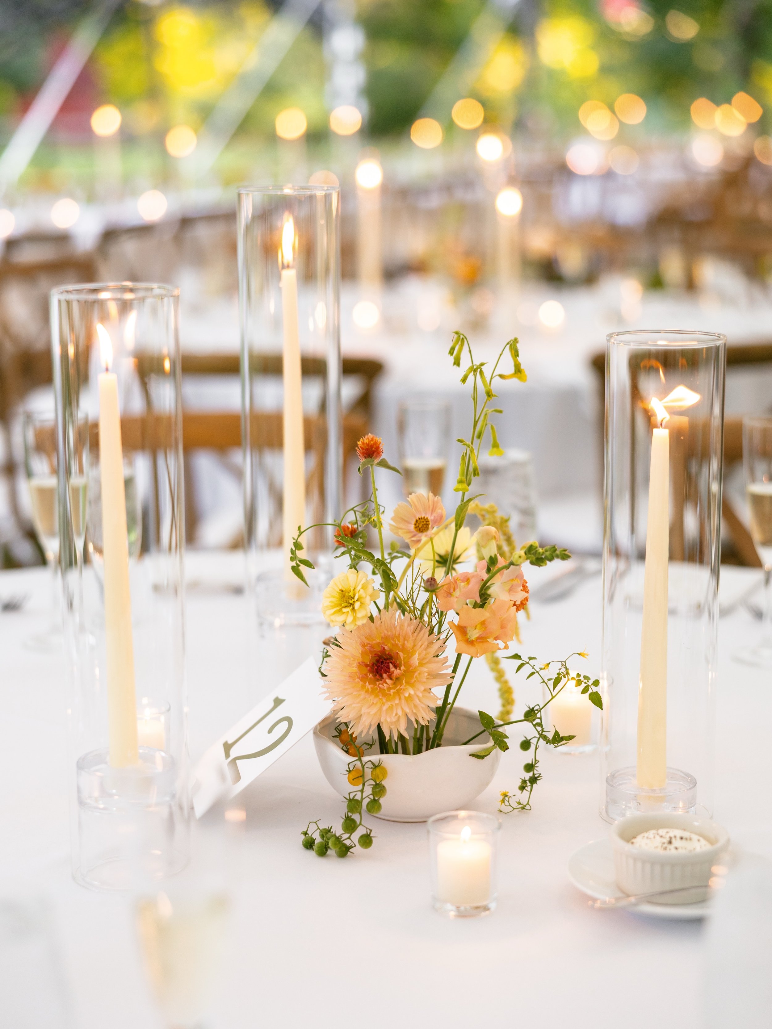 It &ldquo;expect the unexpected&rdquo; is your whole aesthetic: your wedding florist better understand the assignment 🍅🦩💅
From real hops in the bar arrangement to little birds nest centerpieces (and other Easter eggs throughout&hellip;) this warm 