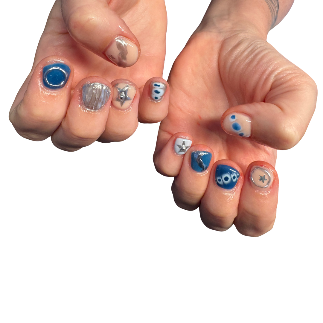 blue silver natural short nails mismatched with circle texture and blooming gel