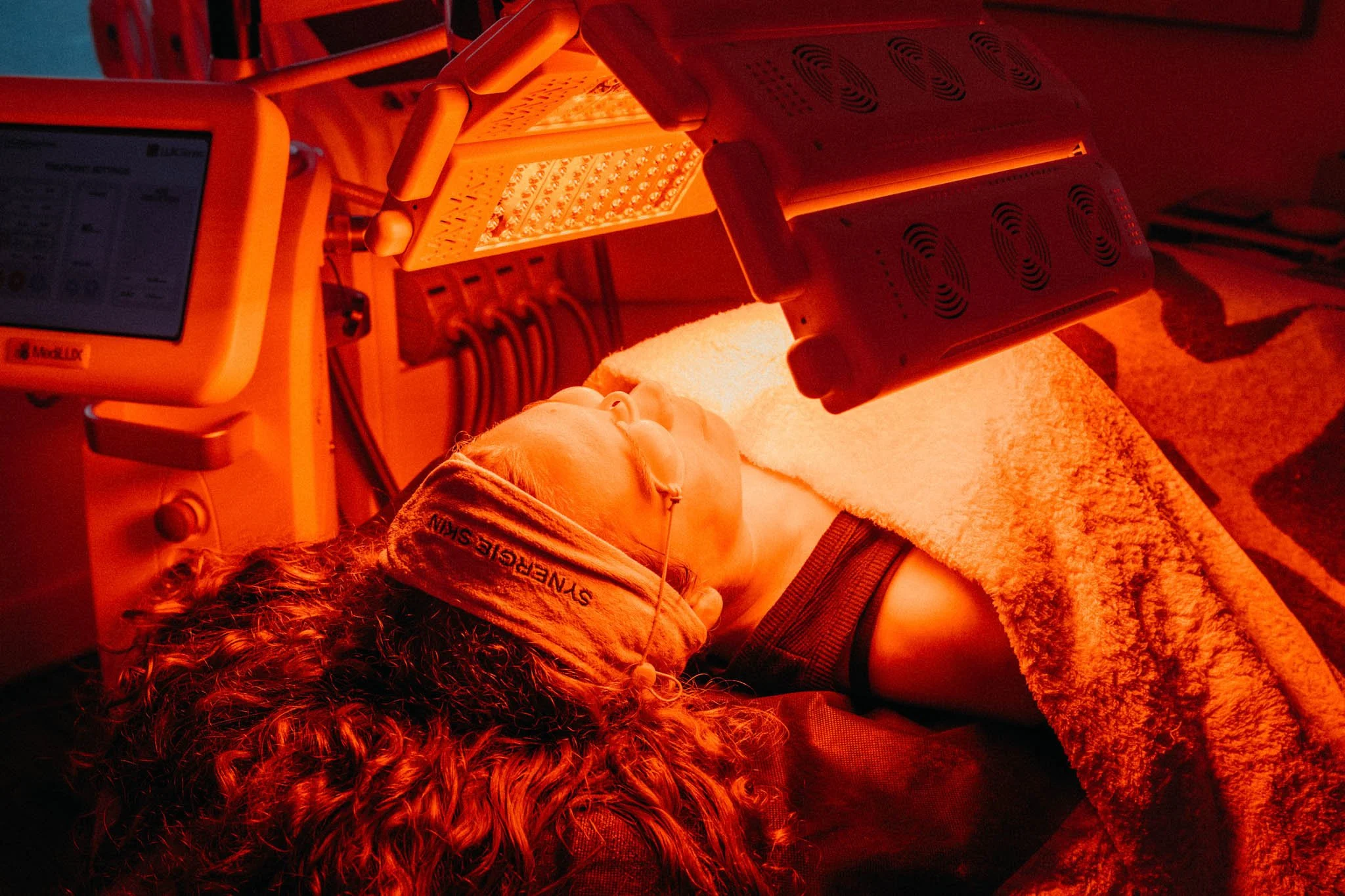 blue LED light therapy for acne on treatment bed