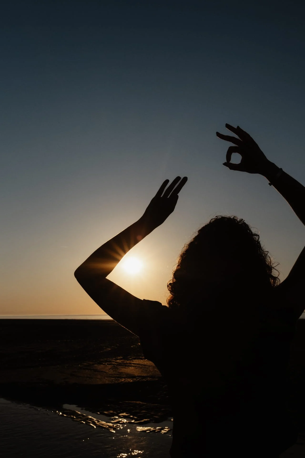 seance_femme_yoga_plage.jpg