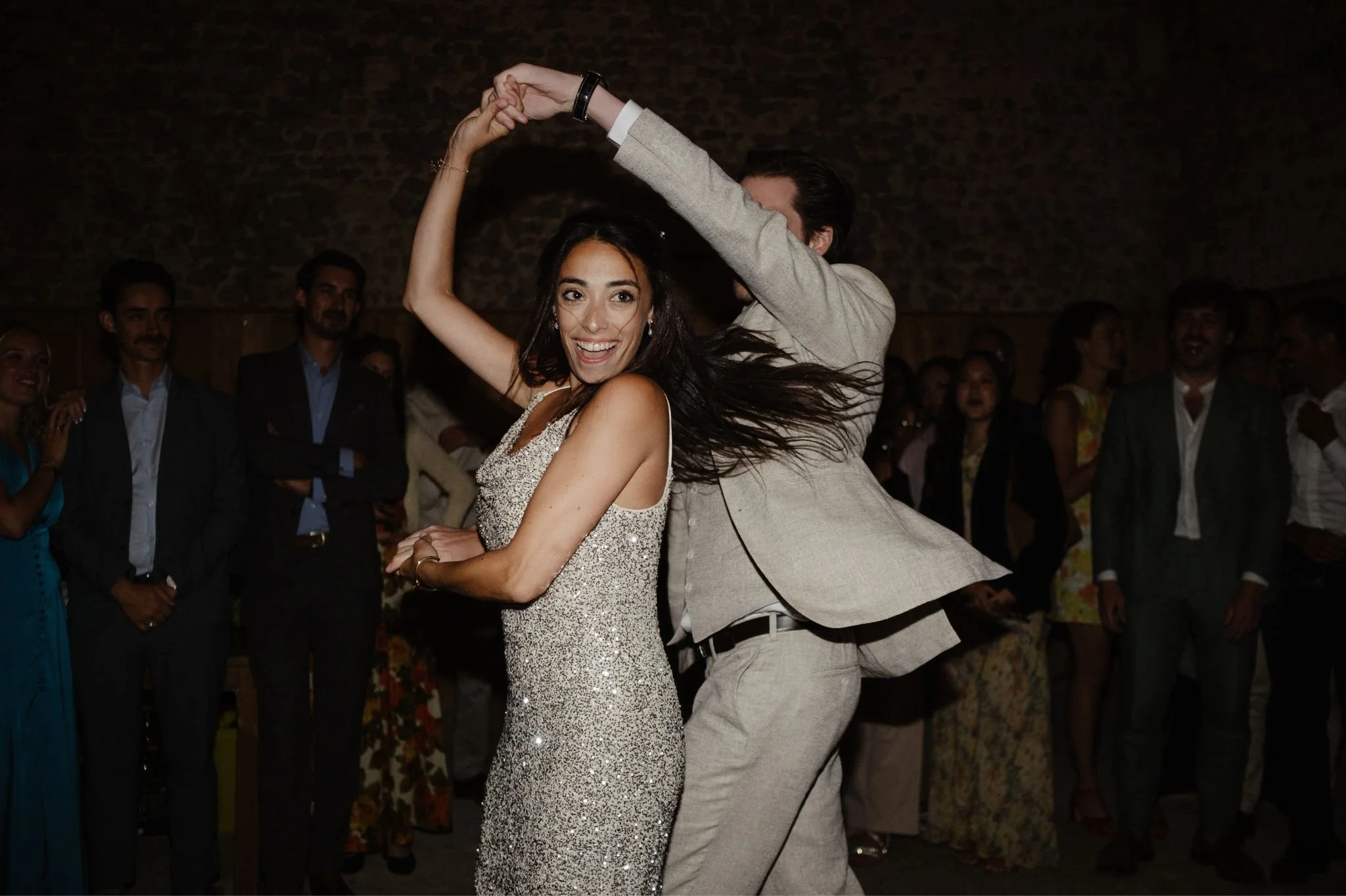 Première danse de deux amoureux lors de leur mariage intime en Normandie. Le marié fait tourner sa femme, sourire éclatant de la mariée.