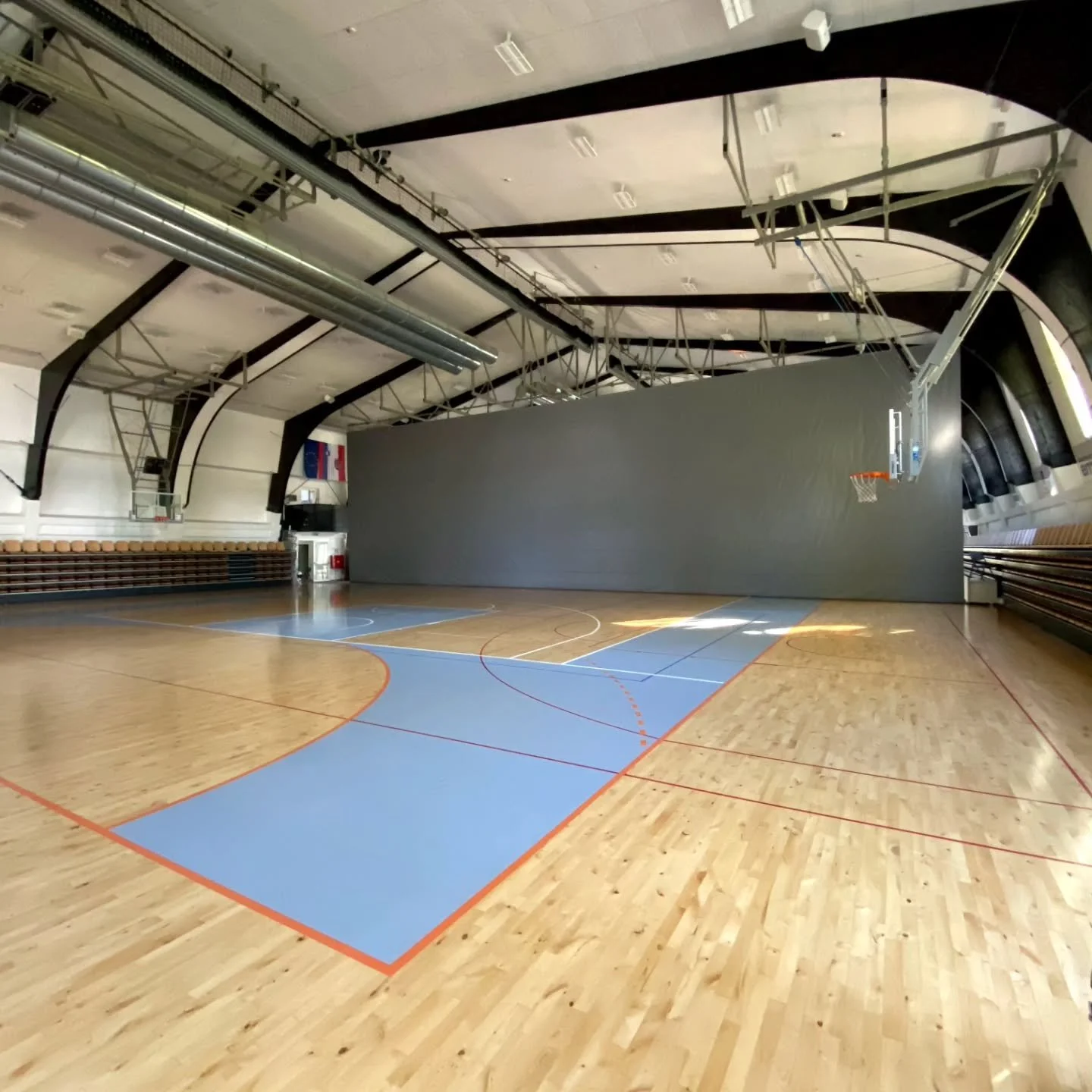 A little sneak peek of what&rsquo;s waiting for you at Ultimate Grip &ndash; Indoor Ultimate Frisbee Tournament! 👀🔥

Here&rsquo;s a glimpse of the indoor court (full size!) and the climbing center where all the fun will happen! 🥏⭐

#UltimateGrip&n