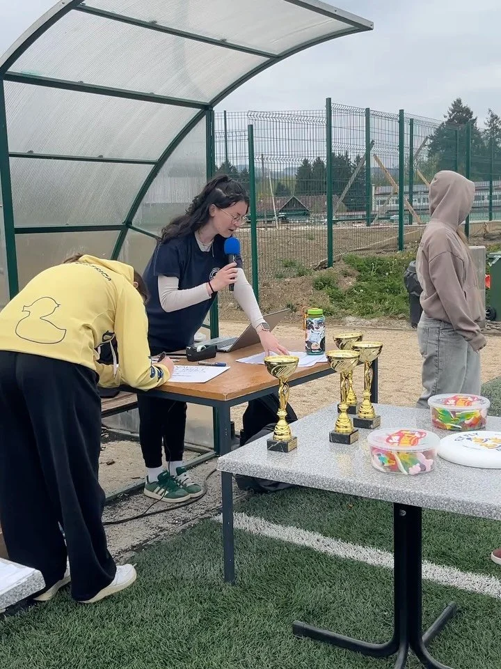 📍O&Scaron; TURNIR

Dež nas ni ustavil - ravno nasprotno.🌧️
Osnovno&scaron;olski turnir v Slovenski
Bistrici je znova pokazal, koliko energije, sodelovanja in fair playa premore ultimate frizbi.

Igralo se je v me&scaron;anih ekipah 4 na 4, kjer so 