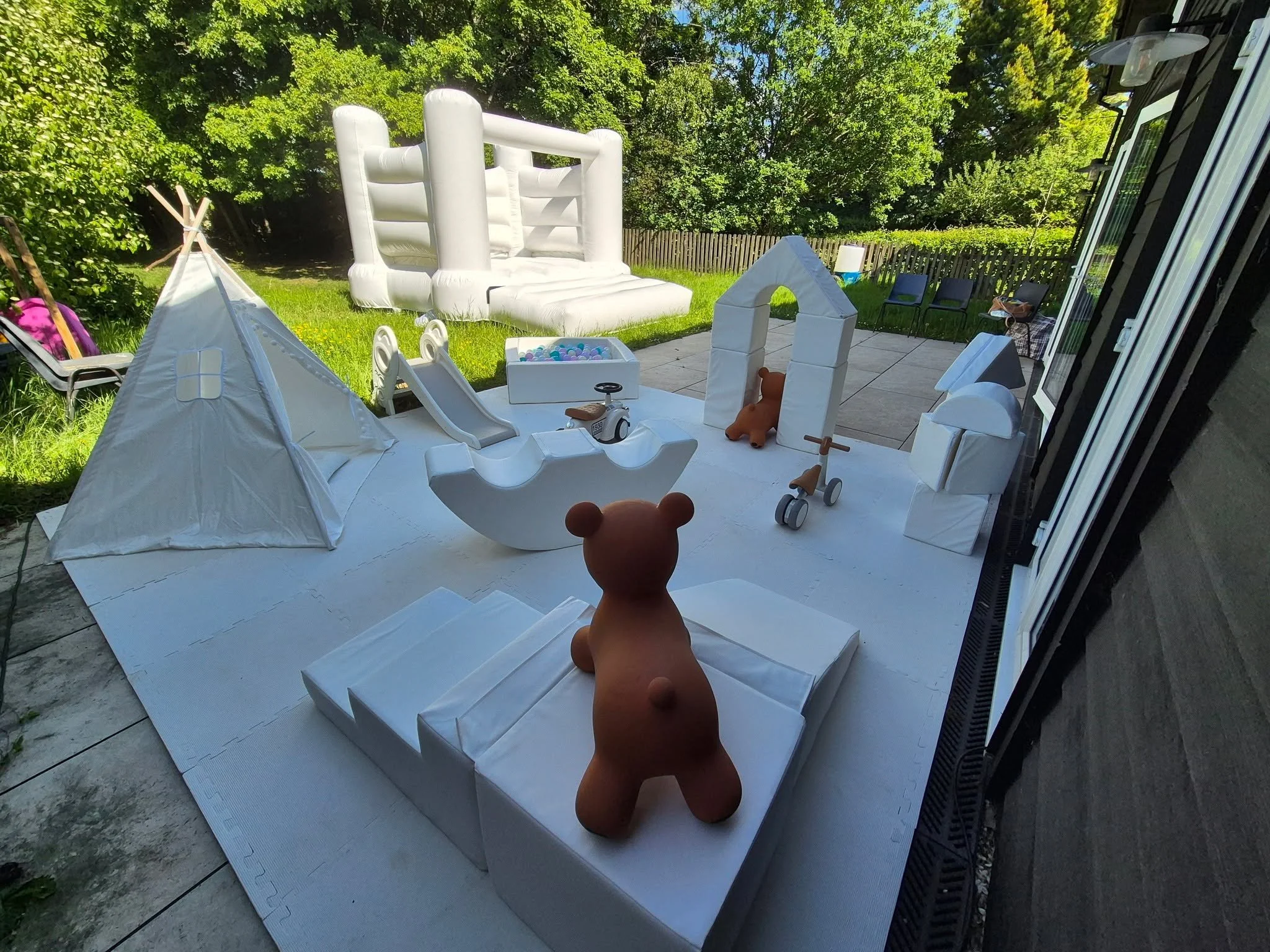 🎉✨ Winter Party Magic Starts Here! ✨🎉

From pastel soft play setups and bouncy castles to full party planning &amp; styling,
Little Belle&rsquo;s Events creates picture-perfect celebrations across West Sussex, Hampshire &amp; Surrey 💕

🍂 Enjoy 10