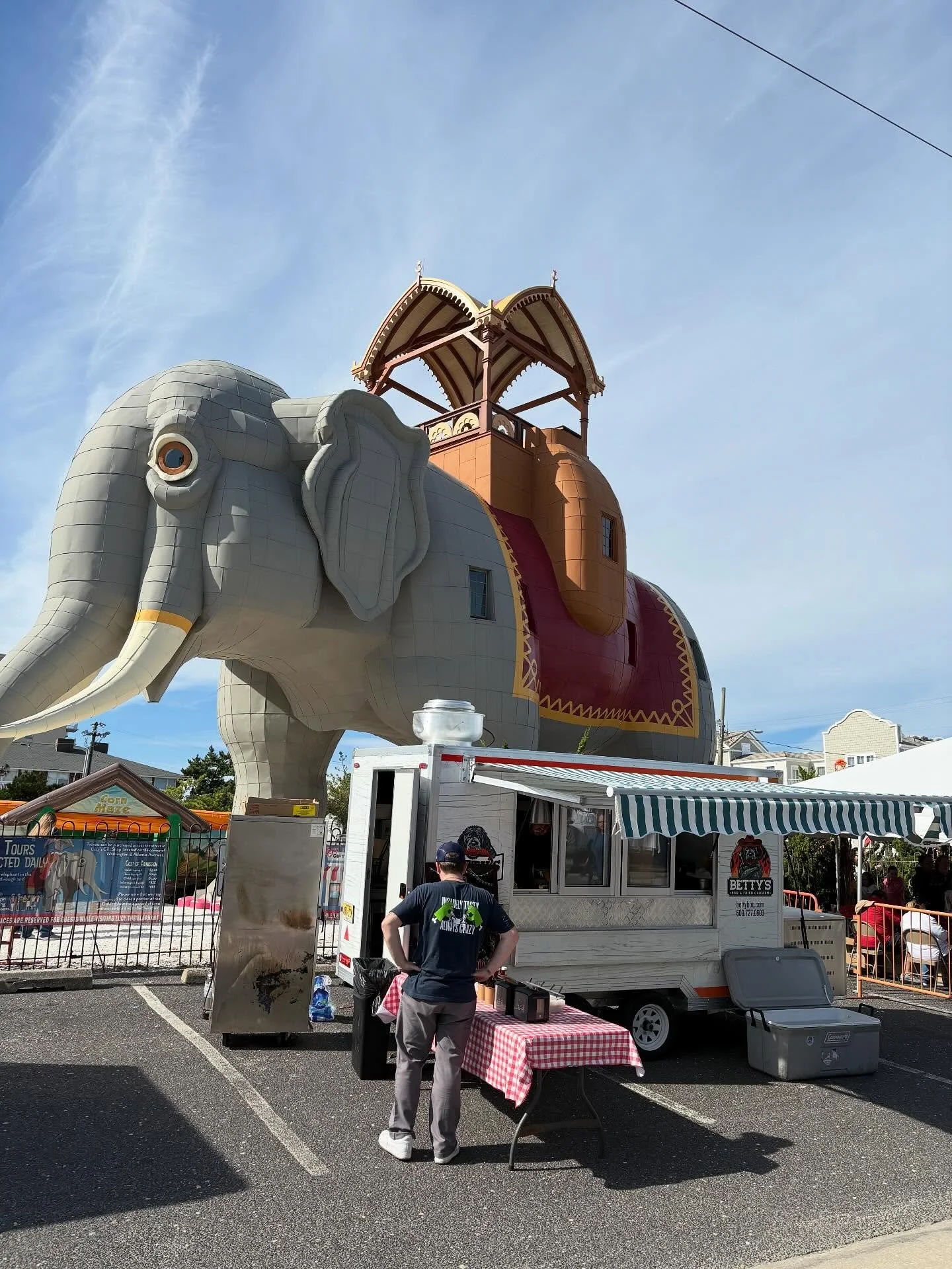 We are Slingin' the Good Stuff at our National Historic Landmark Today!!! It'sLucy's TRUNKTOBERFEST!!!Great activities for the Kiddos, and of course, plenty of righteous Betty's Yum Yums!  Come on down on this GORGEOUS Fall Day!! We sling from 11-4
