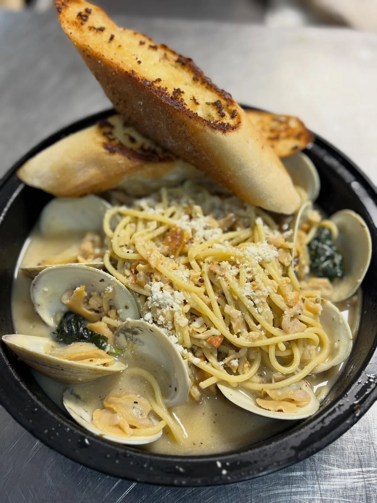 Luis's Spaghetti n Clams
6 Top Necks + we add chopped fresh Surf Clams w @formicasbakery garlic bread.  We go til 🦅 (8pm) GO BIRDS
www.bettysseafoodshack.com