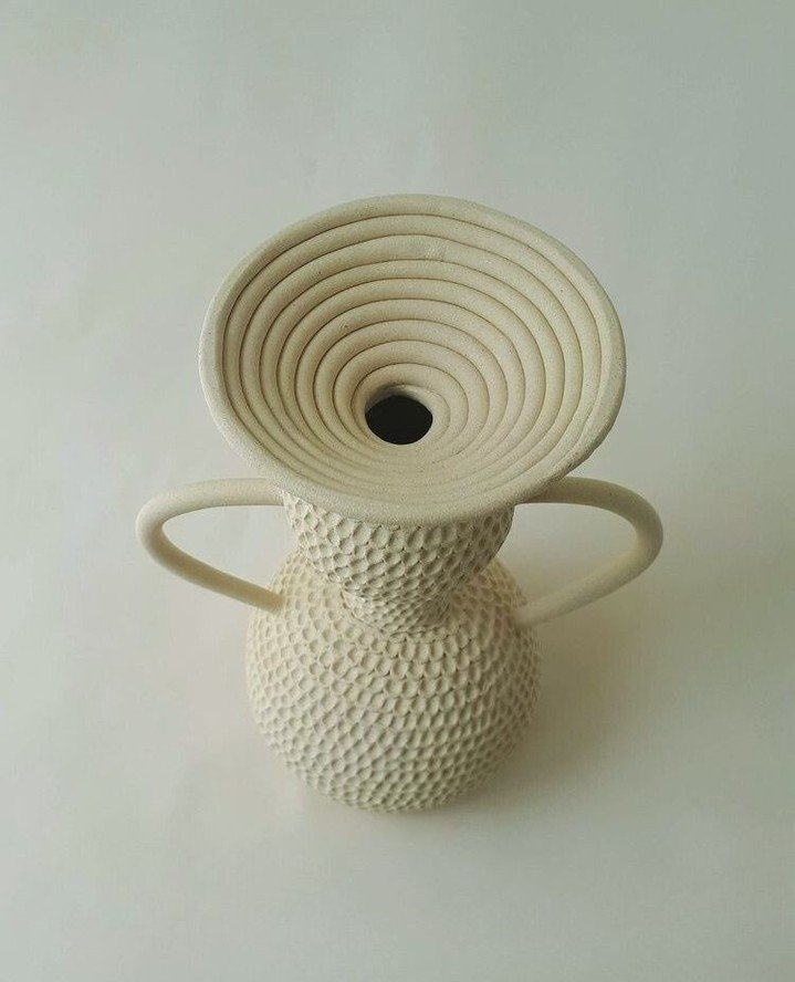 Minimalistas y cuidadosamente elaboradas, mis piezas ponen de relieve la honestidad material, revelando el proceso artesanal que define mi pr&aacute;ctica.⁠
⁠
#arantzacotera #ceramics