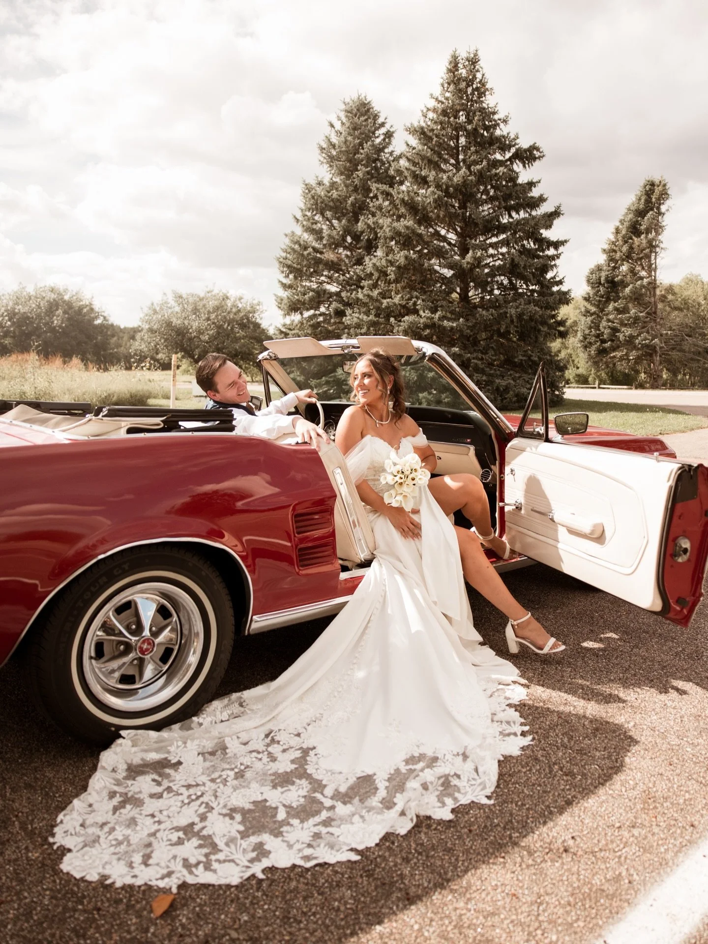 Never mad about a little Mustang moment ❤️ 

#weddingphotographer #mustang #weddingday