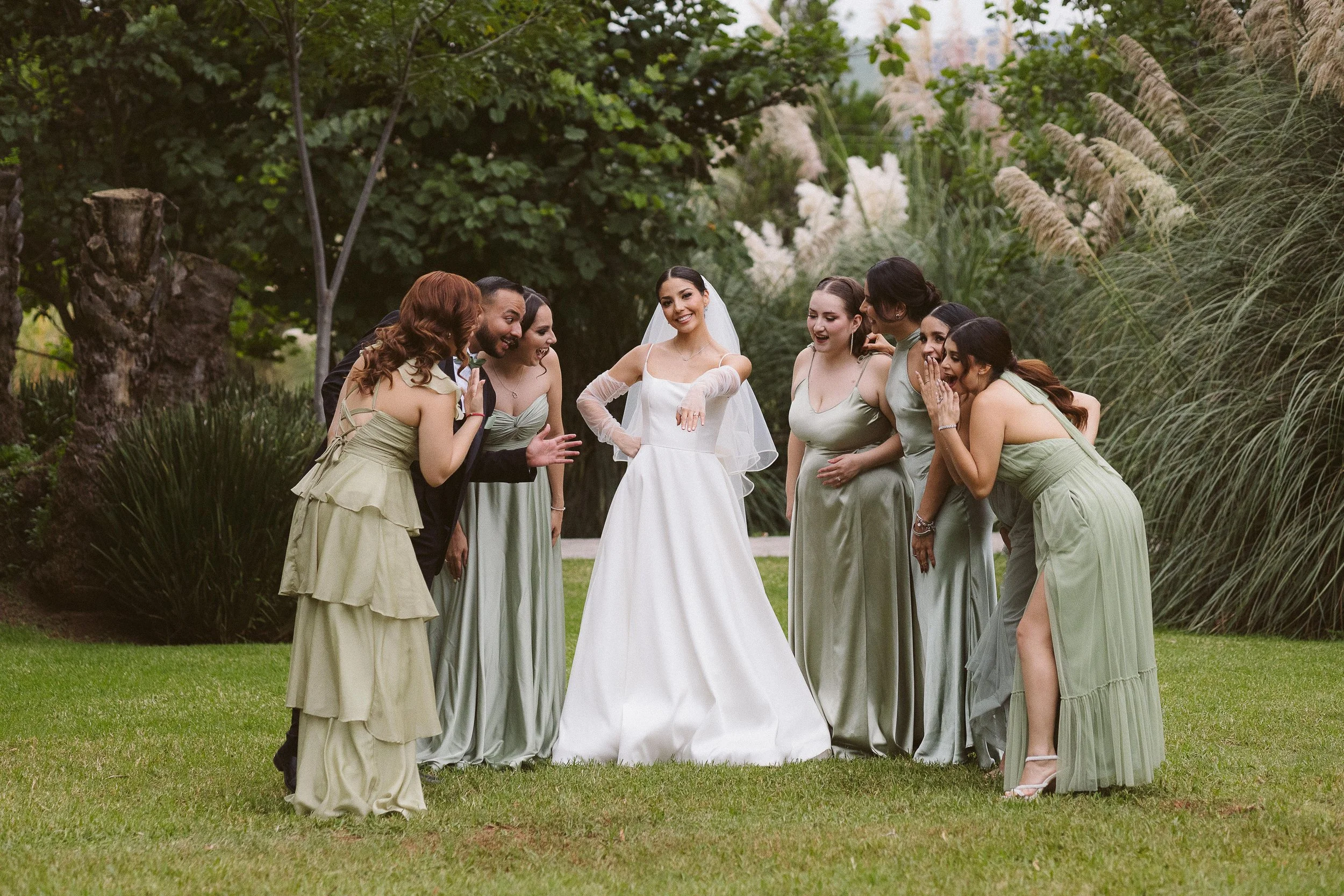 novia muestra su anillo a damas de honor