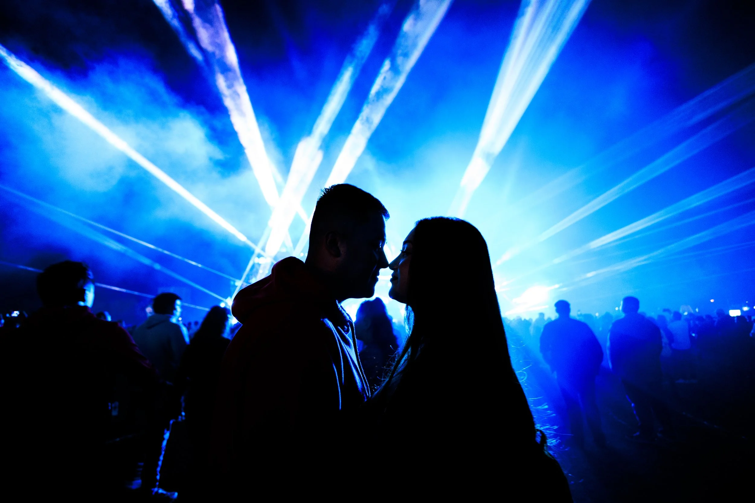 novios en festival de musica electronica