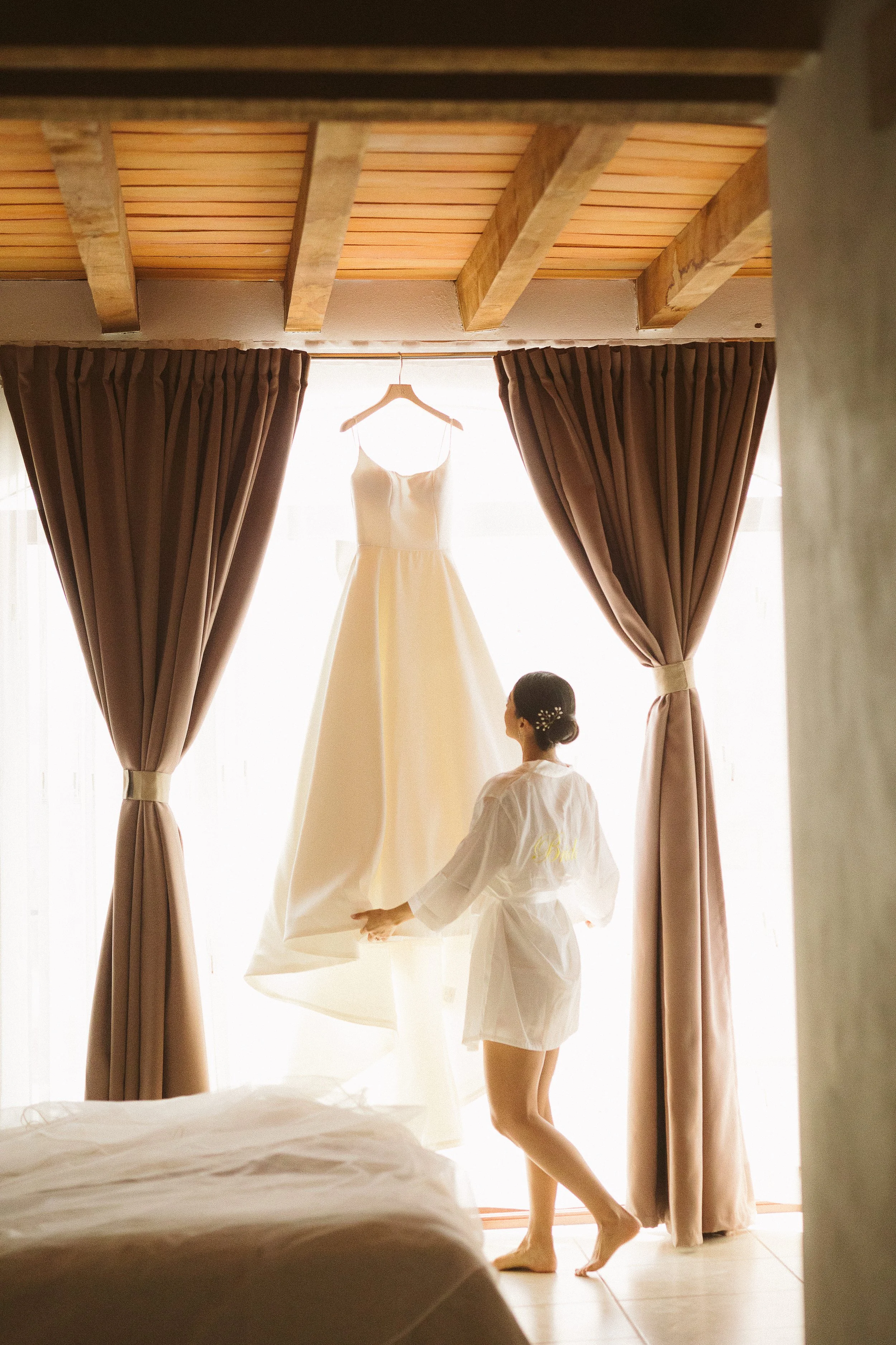 novia en getting ready viendo su vestido