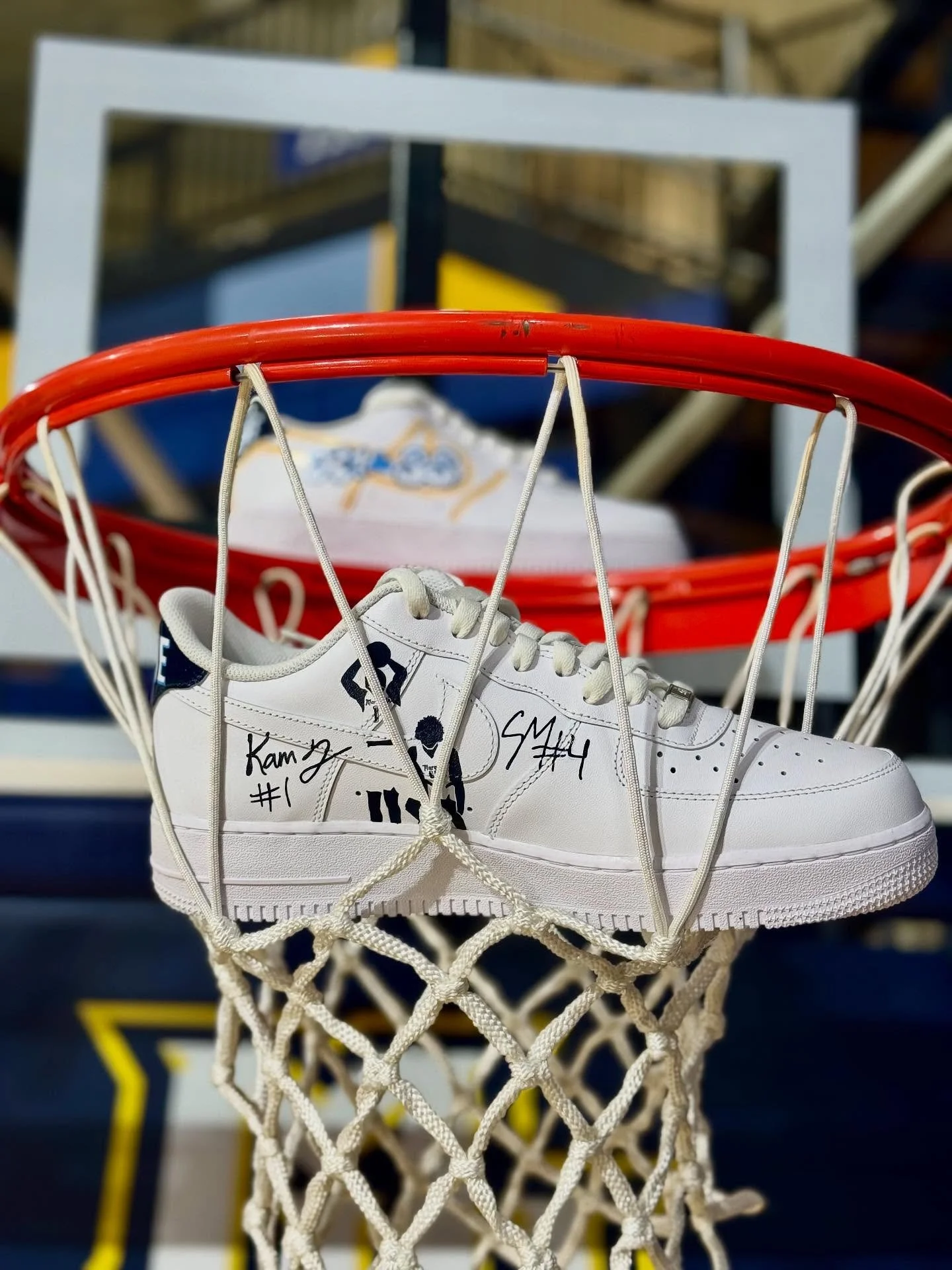 Up-close look at @bucketfamkam ‘s painted nike Air Force 1’s— highlighting the @thek1andstewieshow
DM me for orders!!
#marquette #mubb #nike #paintedshoes #nikeairforceone