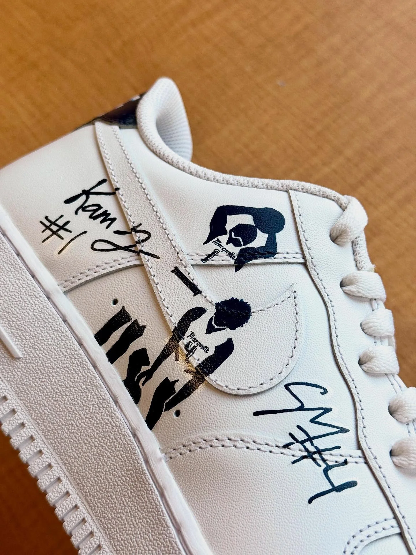 To complete the pair…here are @stevie.m__ ‘s painted Air Force 1’s with the iconic @thek1andstewieshow logo #marquette #mubb
DM me for orders!!
#nike #paintednikes #paintedshoes