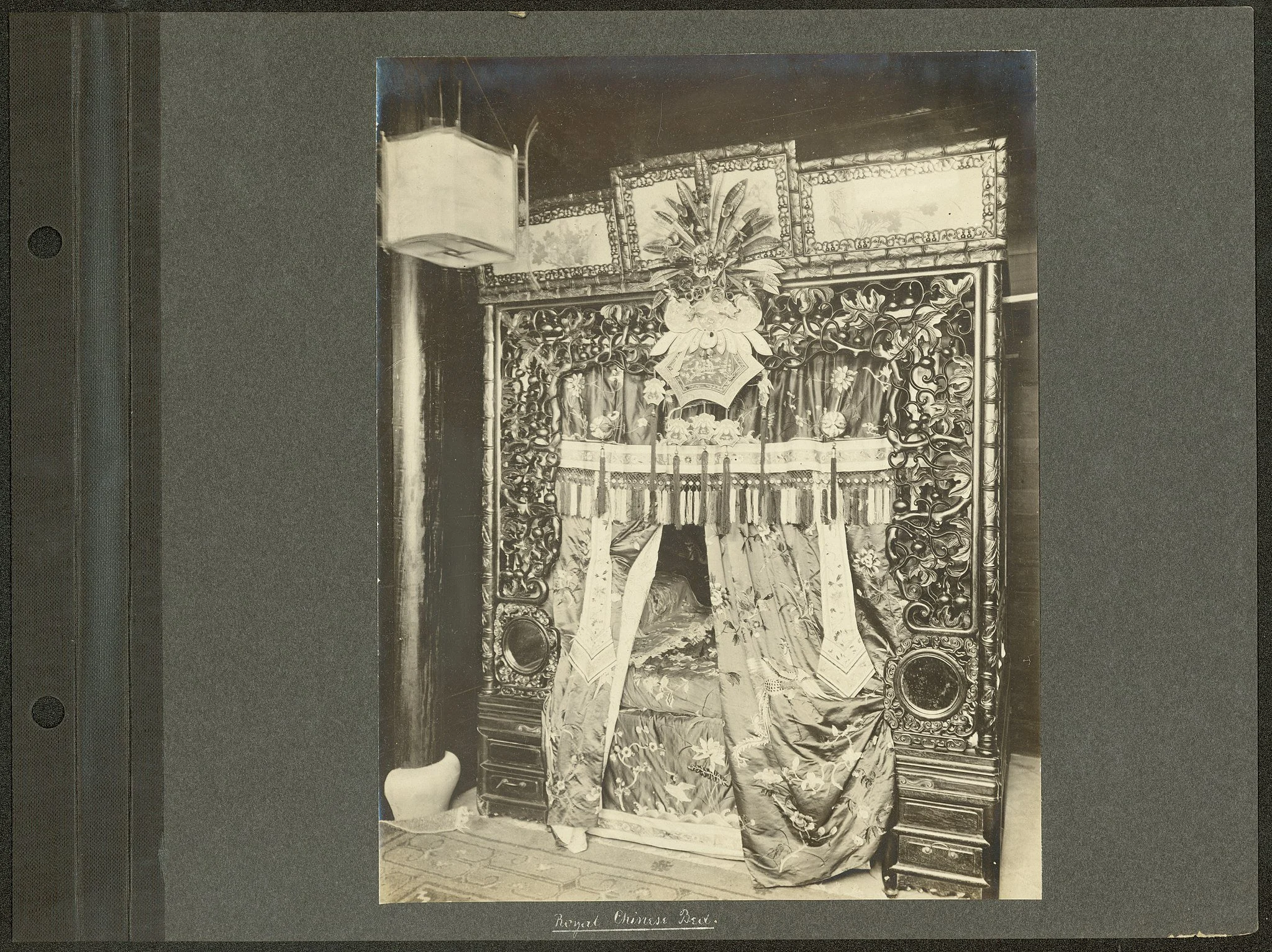 World's Fair 2048px-%22Royal_Chinese_Bed.%22_(1904_World's_Fair).jpg