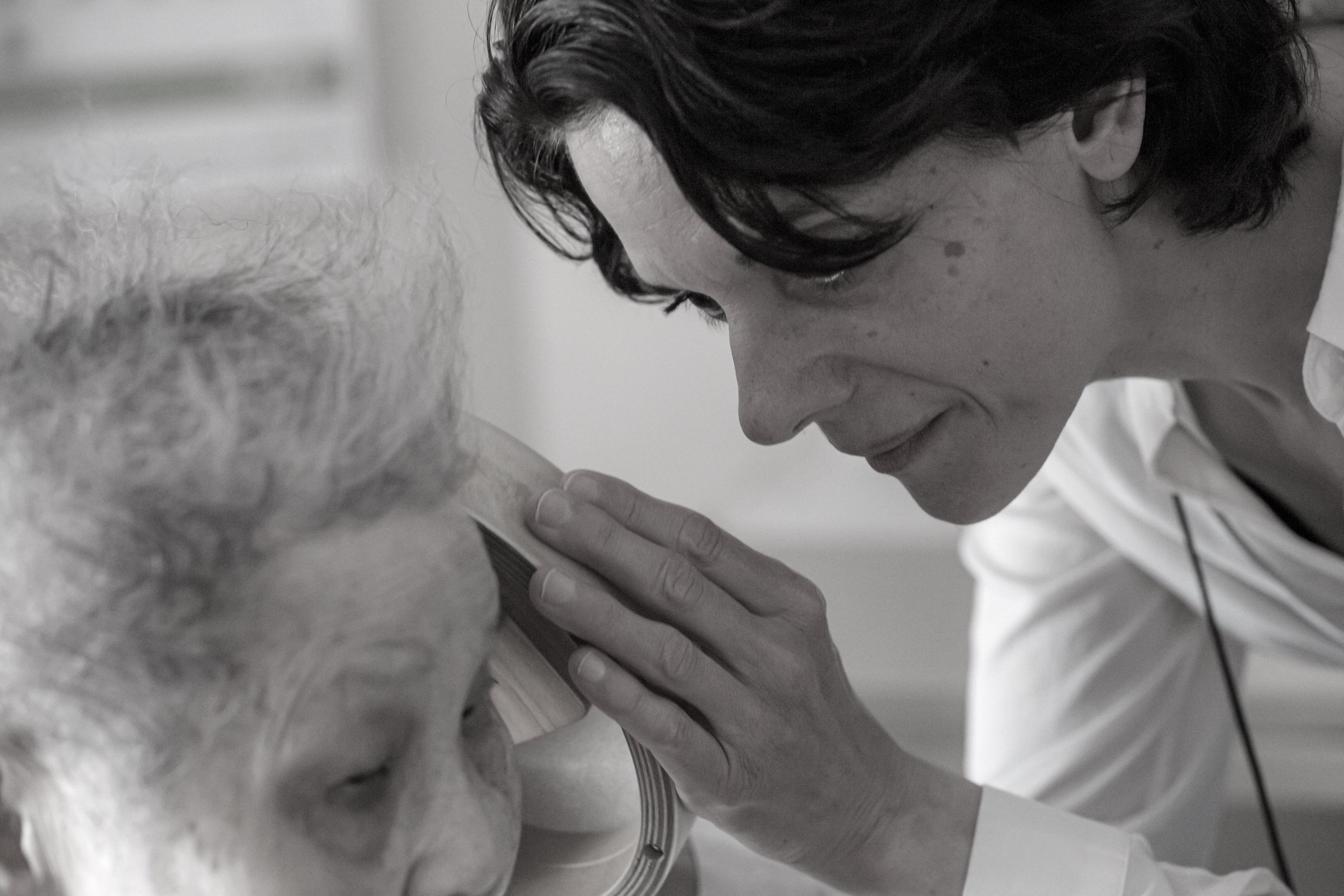 Un médecin examine un patient âgé avec un stéthoscope dans un environnement médical.