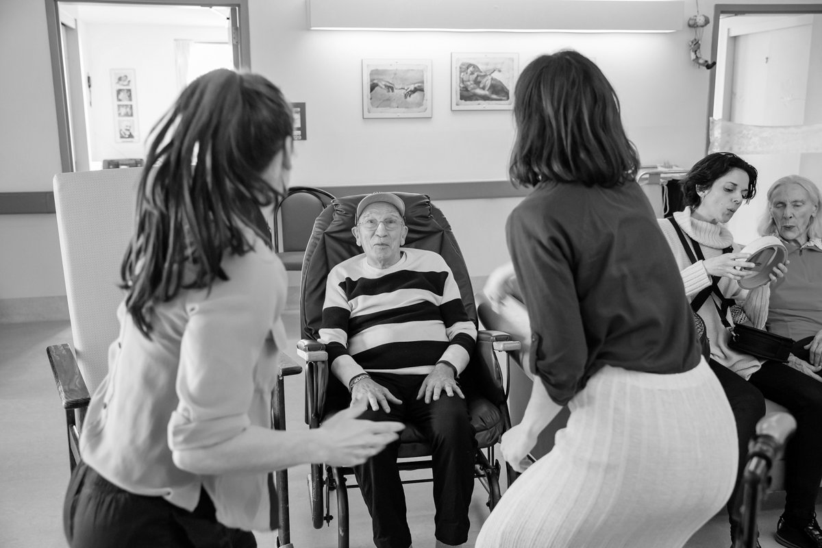 Des artistes de Mouvement de passage rencontrent une personne âgée dans un CHLSD au Québec.