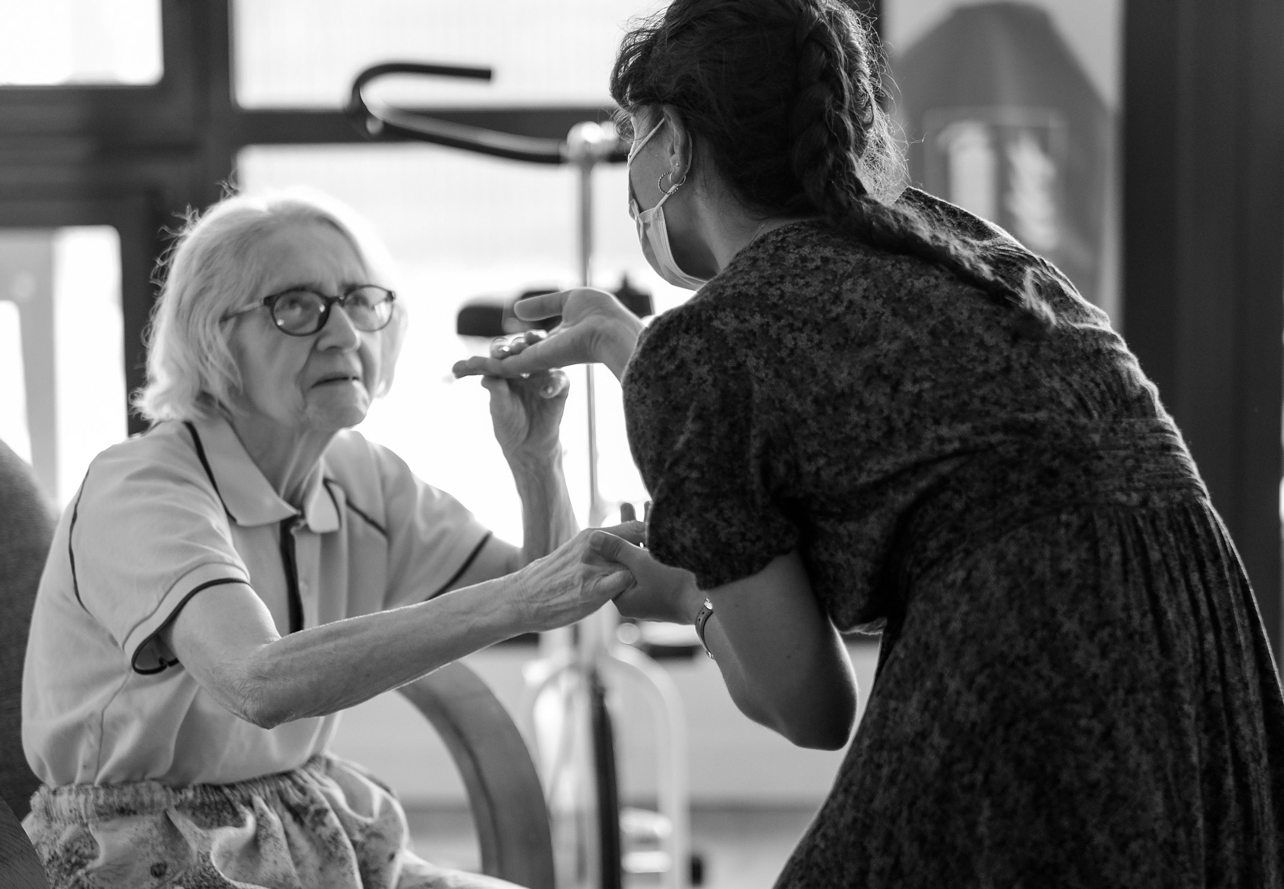 Des artistes de Mouvement de passage rencontrent une personne âgée dans un CHLSD au Québec.