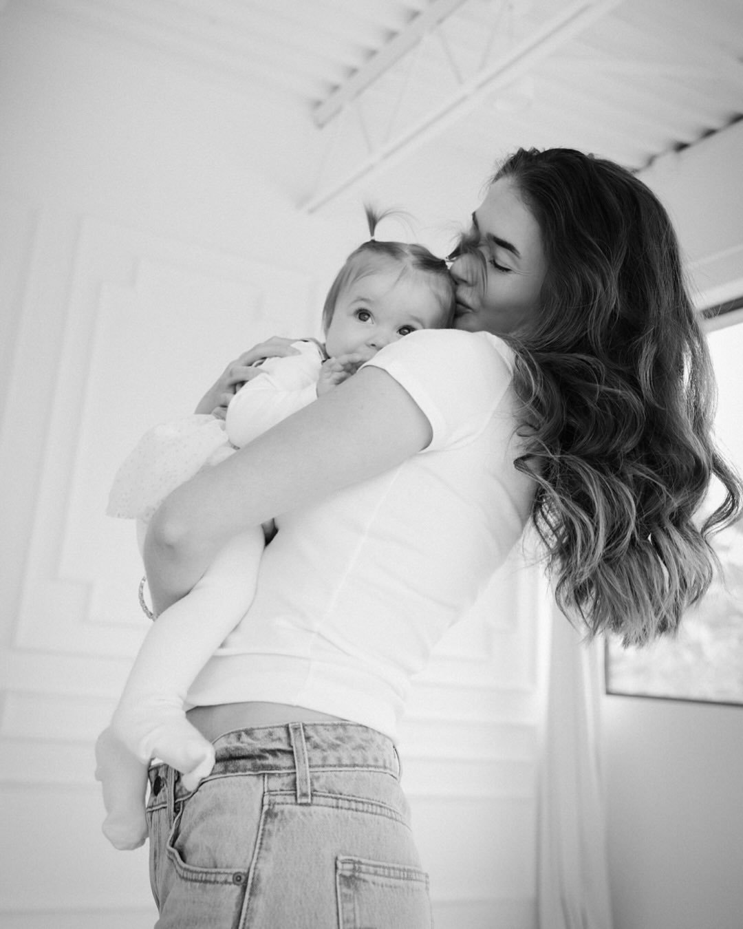 I got to meet the happiest little girl in the world. She was giggling and blowing kisses the entire time. My cheeks hurt from smiling back at her all session. What a joy to capture these moments for you all. 🤍

Had the best time at @skyestudioinc fo