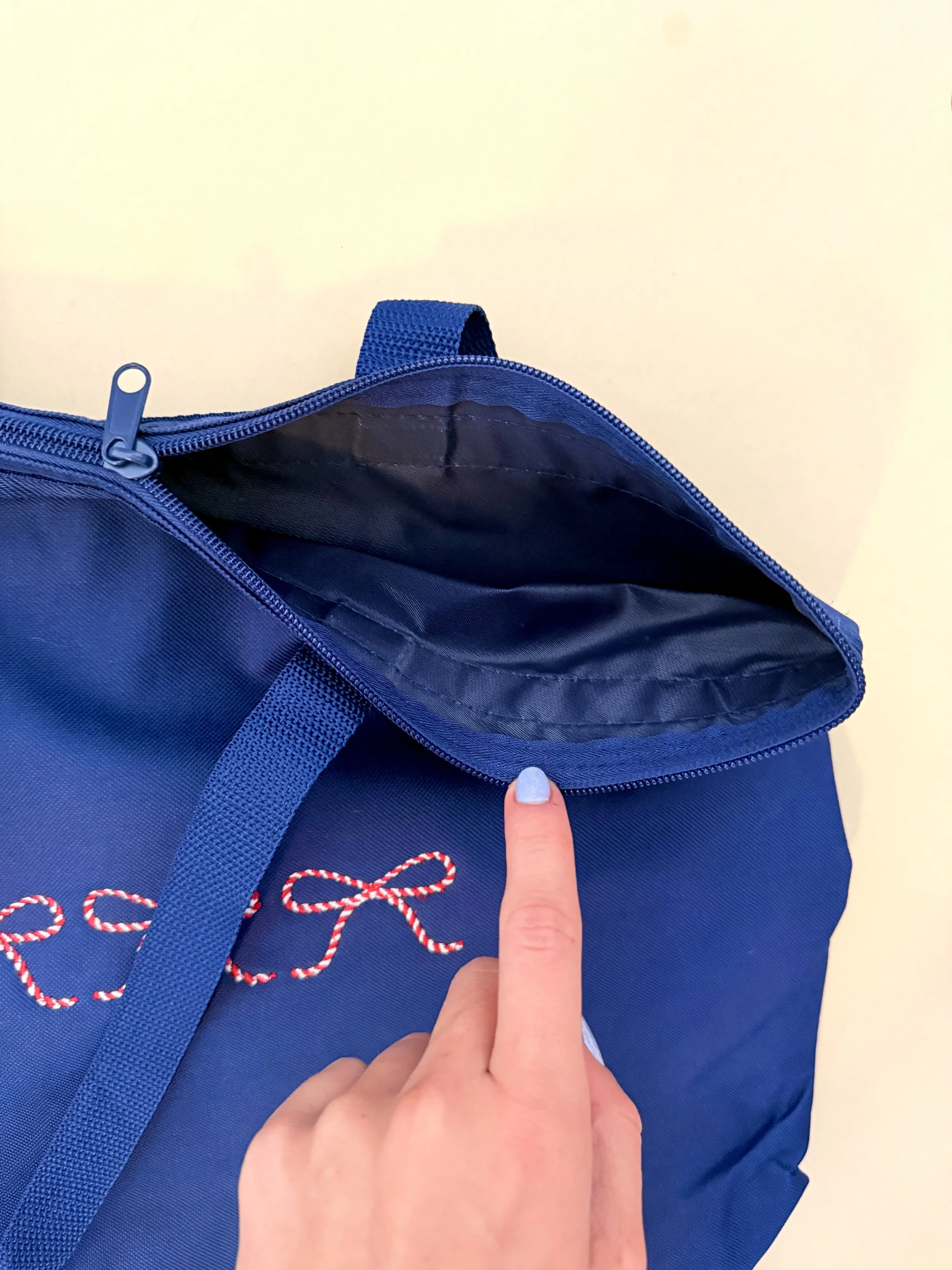 Candy Cane Bow Zipper Tote Zipper closeup.jpeg