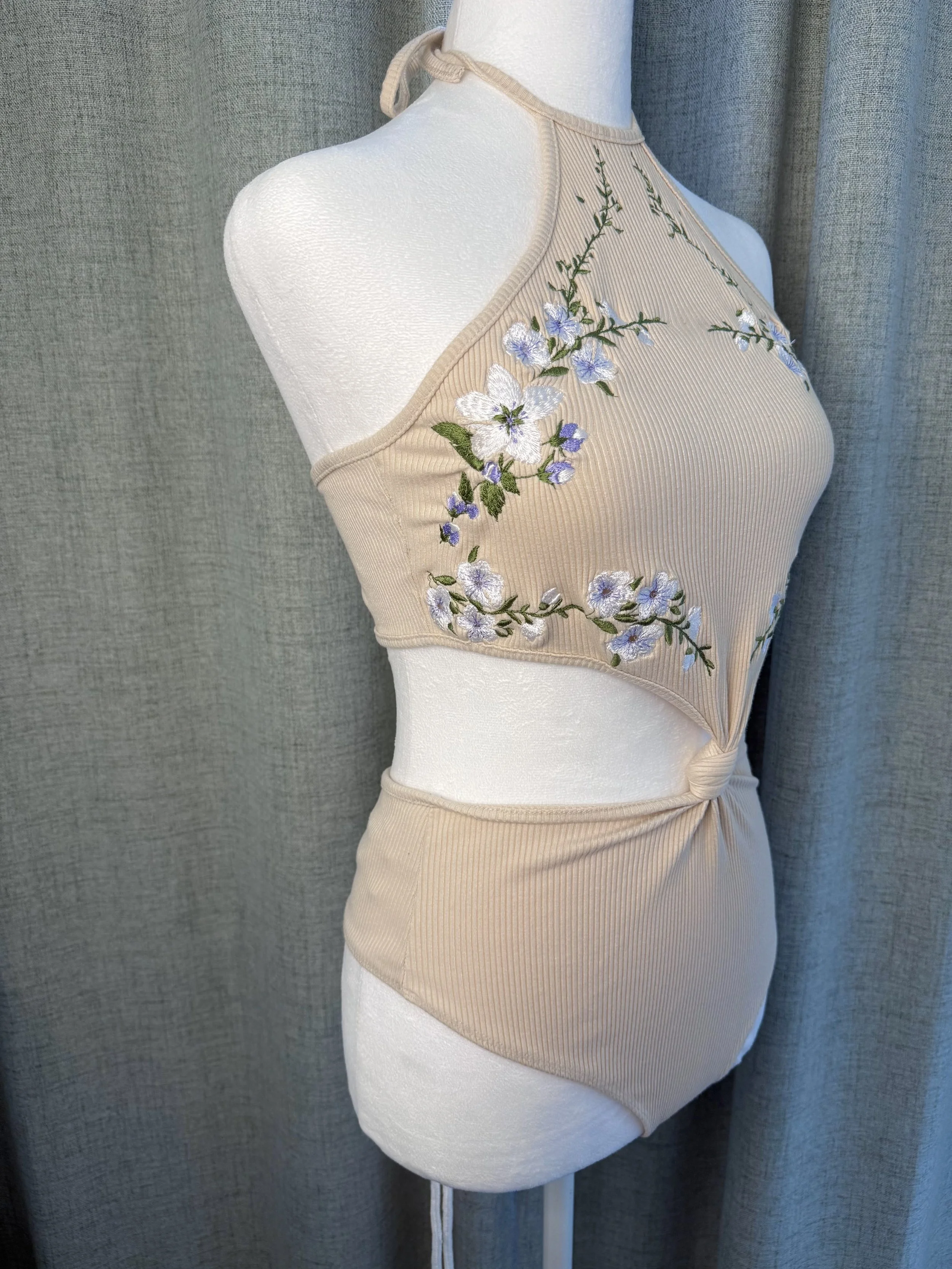 Feeling Fleurty Mannequin side 1.jpeg