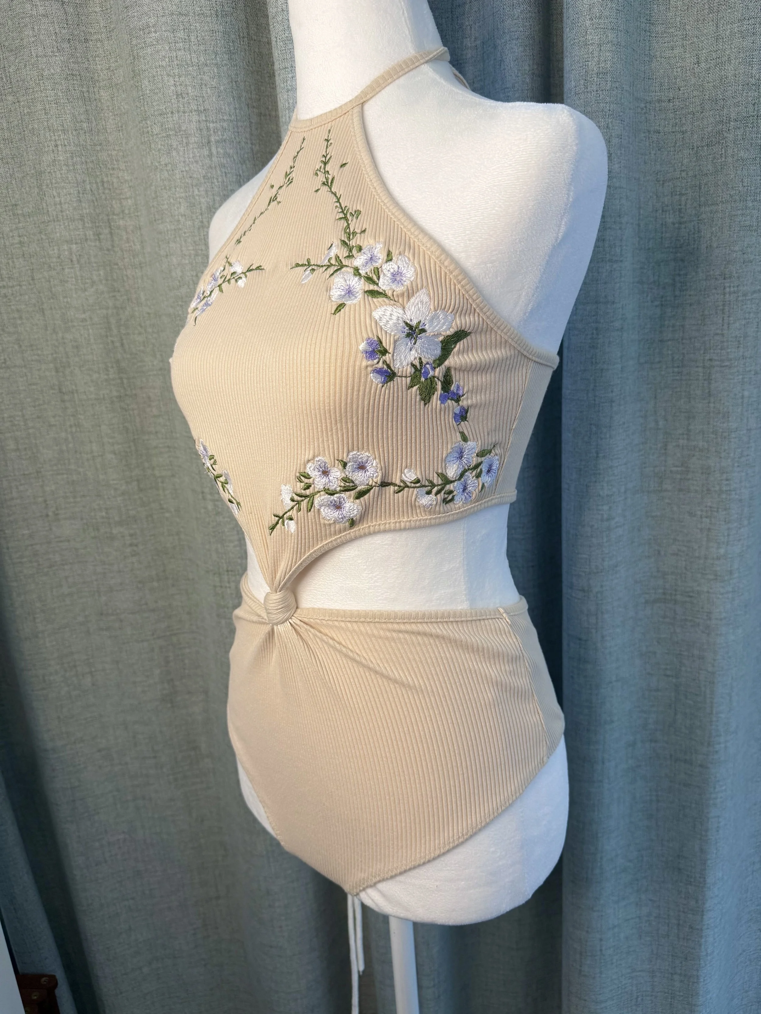 Feeling Fleurty Mannequin side 2.jpeg