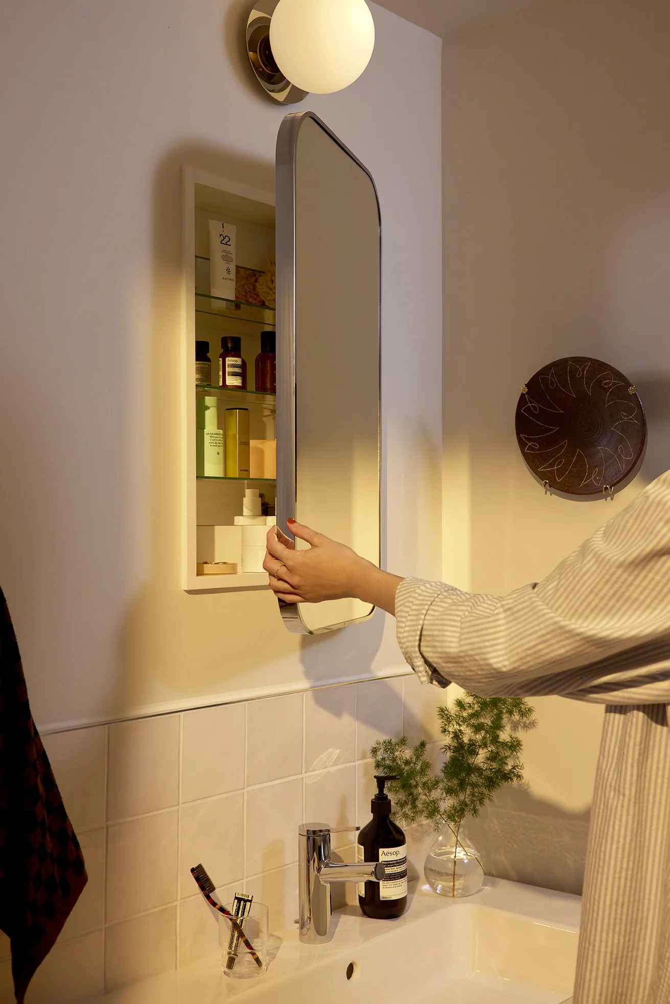 09A_BATHROOM ARM IMAGE.jpg