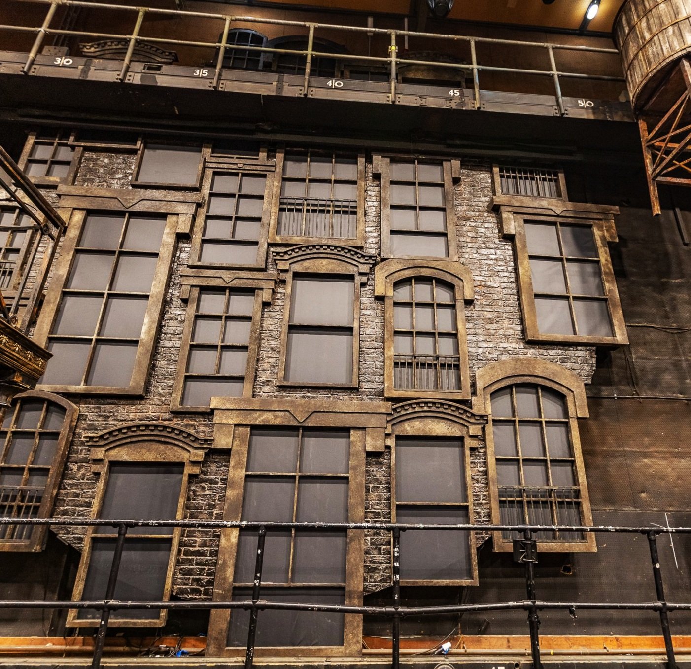 3031-theater-gaming-set-design-uk .jpg