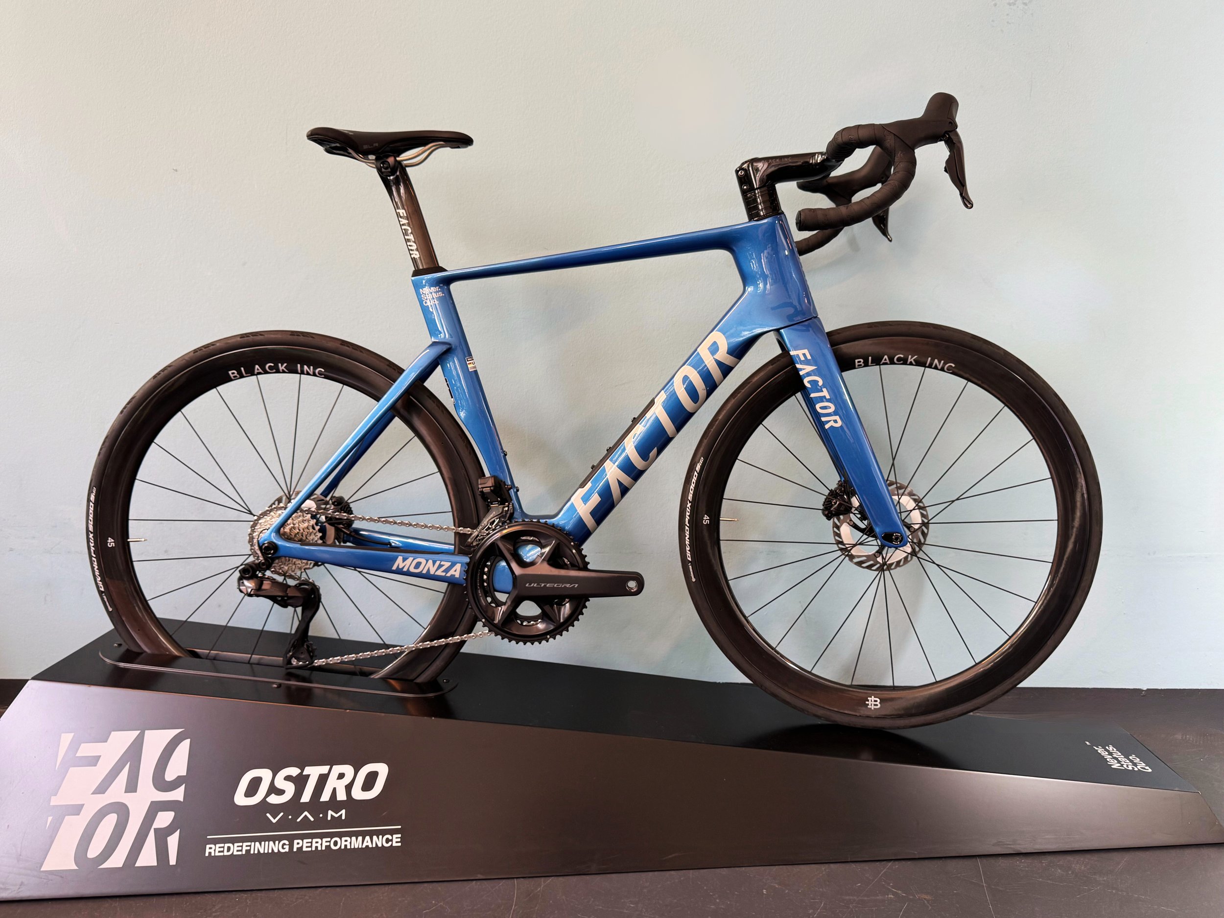 factor-monza-solarblue-carbon-rennrad-highend-muenchen-3millscycling.jpg