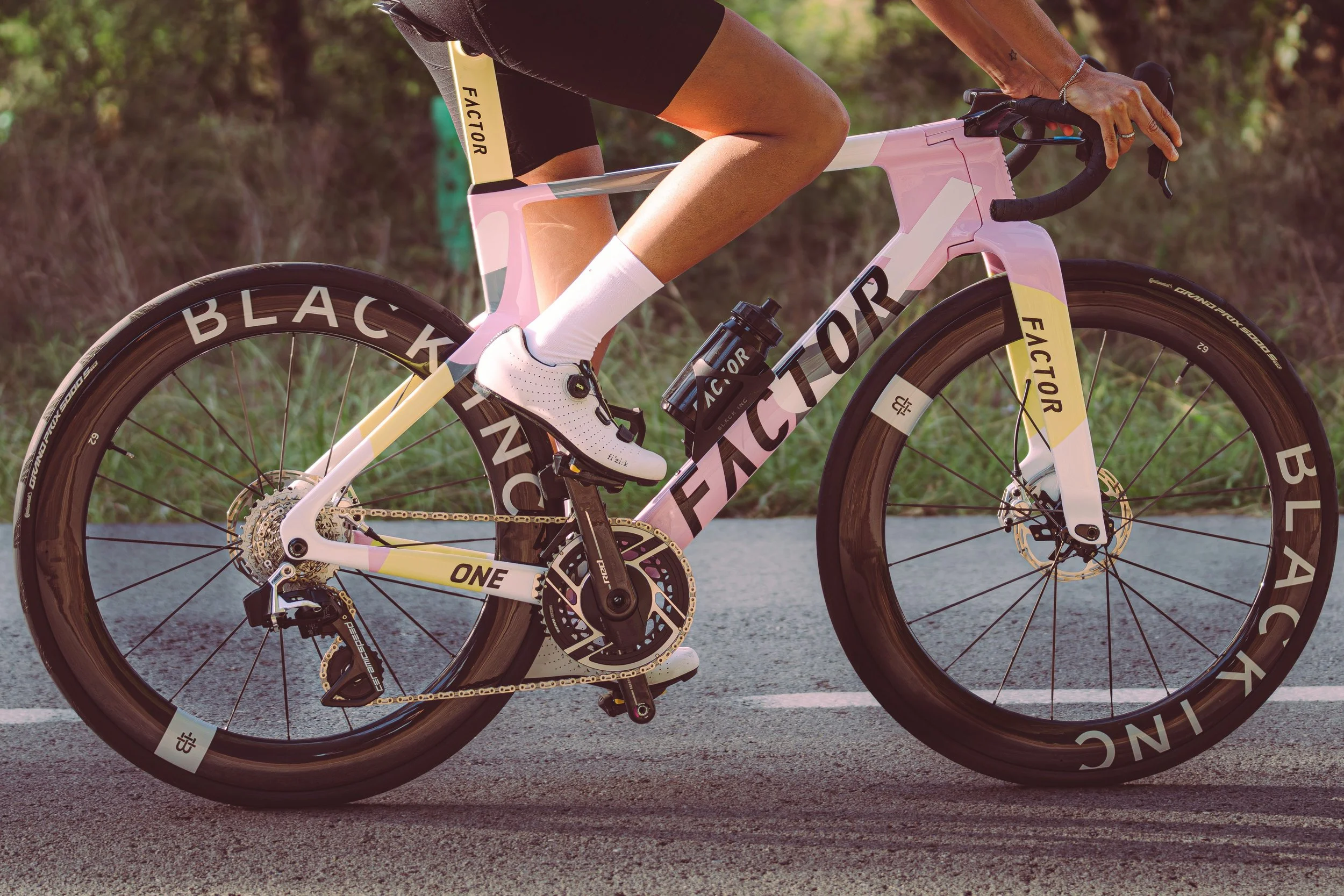 FACTOR ONE Rennrad in Blush mit Black Inc Laufrädern bei 3MILLS München